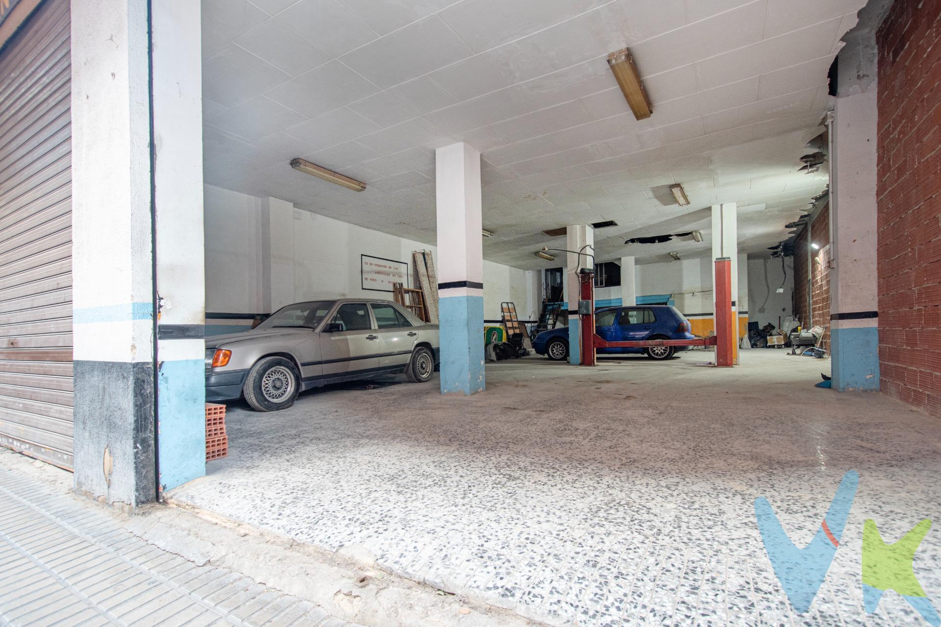 Se ofrece amplio local comercial en la Calle 25 de Abril de Torrent, ubicado en una zona consolidada y rodeada de todo tipo de servicios y comercios. El local dispone de 166 m² completamente diáfanos, ofreciendo un espacio versátil y con múltiples posibilidades para adaptarlo a diferentes tipos de actividad. Cuenta con entrada mediante dos puertas, buena altura interior, un baño independiente y un altillo actualmente acondicionado como despacho u oficina. Su distribución abierta permite diseñar el espacio a medida, ya sea para comercio, almacén, academia, gimnasio, oficinas, exposición o cualquier proyecto profesional. Se encuentra a tan solo unos minutos andando de la estación de metro Torrent Avinguda, con excelente conexión al centro de Torrent y Valencia. Además, en los alrededores encontrarás supermercados, cafeterías, farmacias, colegios, paradas de autobús y todo tipo de servicios que aportan comodidad y movimiento a la zona. Imagínate creando aquí tu propio negocio, dando forma a ese proyecto que llevas tiempo pensando o invirtiendo en un espacio con gran potencial en una de las zonas más prácticas y accesibles de Torrent. Un local amplio, con personalidad y listo para adaptarse a tus ideas. El local no dispone de salida de humos, por lo que no es apto para actividades de restauración que la requieran. No obstante, resulta ideal para una amplia variedad de negocios y usos profesionales. Actualmente no dispone de suministros de luz ni agua dados de alta. Ahora es el momento de convertir ese proyecto en realidad. Ven a verlo y descubre todo el potencial que puede ofrecerte este espacio.
