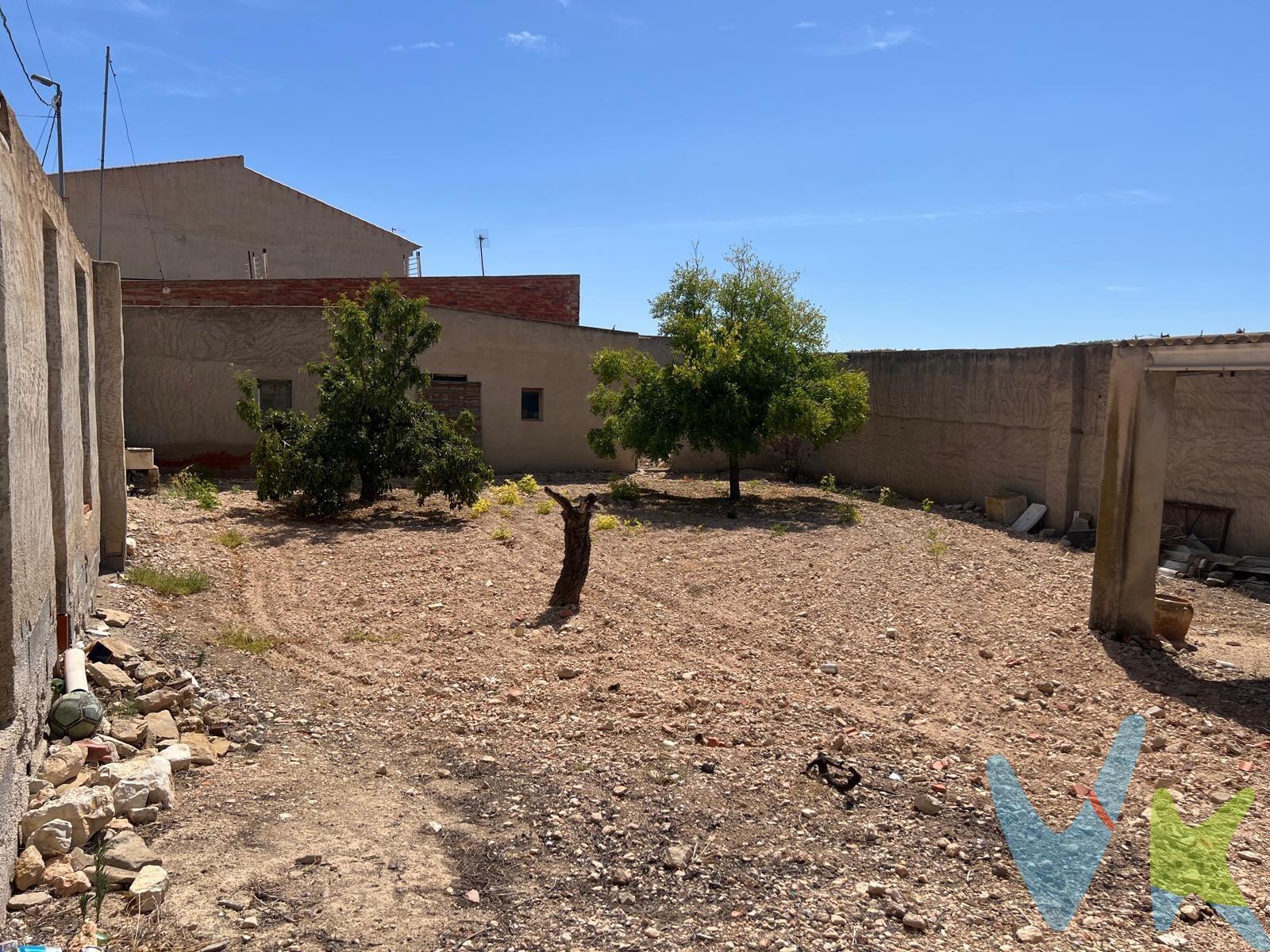 Descubre la oportunidad de crear el hogar que siempre has deseado en esta encantadora parcela de 400 metros cuadrados con lua y agua, en una inmejorable ubicación del pueblo de Barinas en Abanilla, una pedanía tranquila perteneciente a la Región de Murcia. La propiedad cuenta con un almacén de 46 m², también cuenta con una zona de piscina y está completamente vallada por un sólido muro de hormigón. Situada estratégicamente en Barinas, disfrutarás del encanto rural sin renunciar a las comodidades urbanas. Este entorno apacible te ofrece lo mejor del campo rodeado de naturaleza exuberante. Al contactarnos recibirás información detallada sobre gastos adicionales relacionados tanto con el proceso de compra como nuestros honorarios profesionales; garantizando así transparencia total durante toda tu experiencia inmobiliaria.