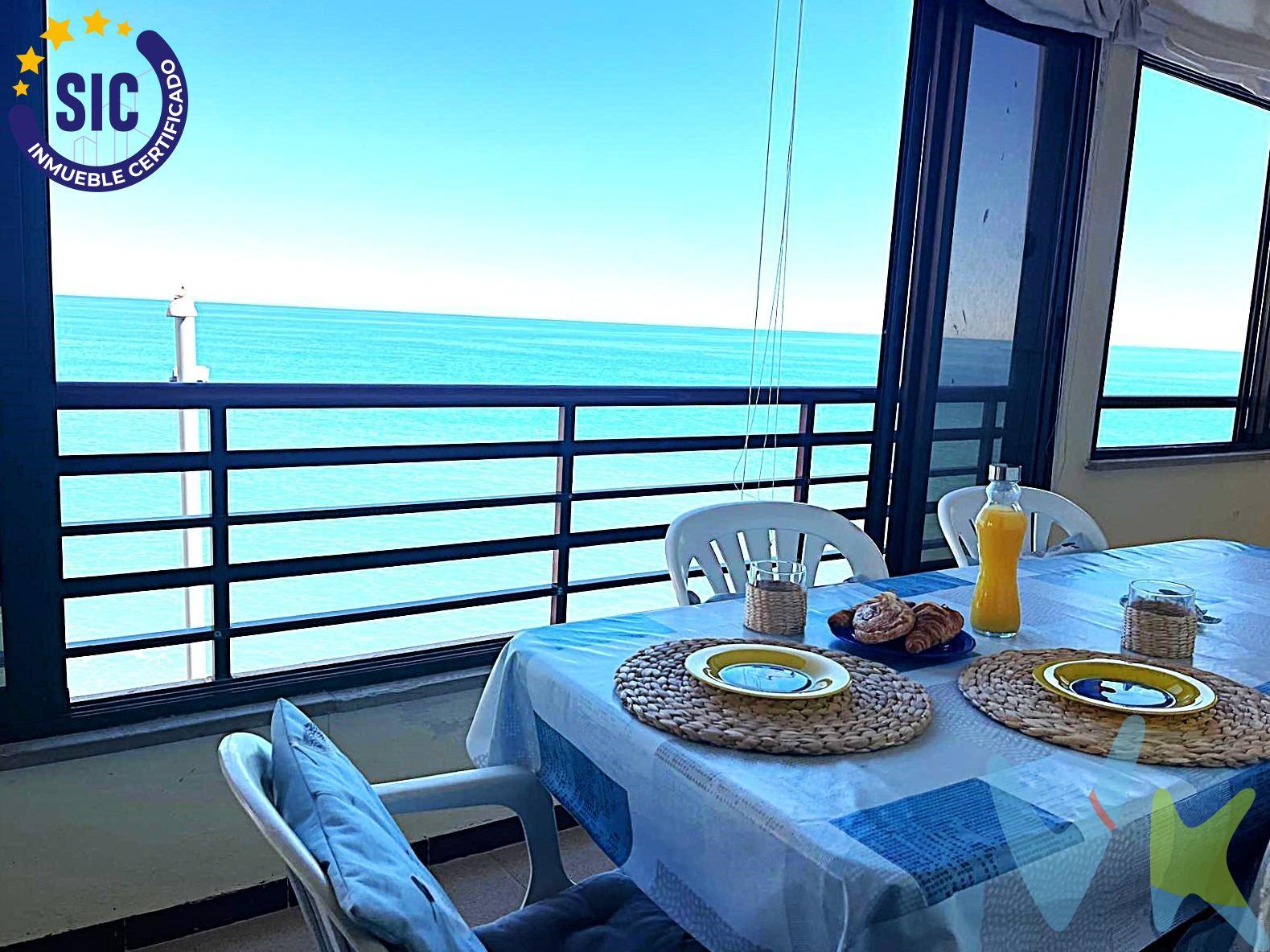 Descubre este atractivo apartamento ubicado en una de las zonas más deseadas de Oropesa del Mar, justo a solo 300 metros de la hermosa Playa de la Concha. El apartamento se encuentra listo para entrar a vivir  y dispone de dos acogedoras habitaciones dobles, un baño completo, cocina totalmente equipada, salón comedor y la joya de la vivienda una estupenda terraza acristalada con unas vistas espectaculares al mar mediterráneo y al acantilado, un espacio ideal para disfrutar en cualquier época del año gracias a su cerramiento. Además, incluye parking privado con una práctica plaza de parking  y  un trastero  en el edificio vecino para mayor comodidad. La propiedad forma parte de una urbanización que ofrece diversas comodidades, entre ellas una piscina comunitaria perfecta para relajarse durante los calurosos días estivales, además está completamente vallado, brindando seguridad adicional. ¡ No lo dejes escapar y ven a visitarlo !. . La Concha, con forma de bahía, te ofrece un mar en calma apto para todos los públicos. Columpios y toboganes; hamacas y sombrillas te esperan. Completamente accesible, la playa de La Concha es también el centro de las actividades lúdicas. Un bello atardecer prolongará tu estancia hasta la hora del aperitivo y un cielo plagado de estrellas espera tu paseo nocturno. Esta maravillosa playa cuenta con los distintivos de Bandera Azul, ISO14001, SICTED (Sistema Integral de Calidad Turística en Destino) y “Q” Qualitur. Los metros útiles son aproximados. Este inmueble es en exclusiva, con lo que le facilitamos cualquier información sobre la vivienda. Por este motivo, solicitamos no molesten al propietario, ocupantes de la propiedad, vecinos o conserje de la comunidad. . Muchas gracias por su comprensión. El precio indicado puede sufrir variaciones. En todos los casos los precios expuestos son más impuestos y gastos derivados de la transmisión del inmueble.