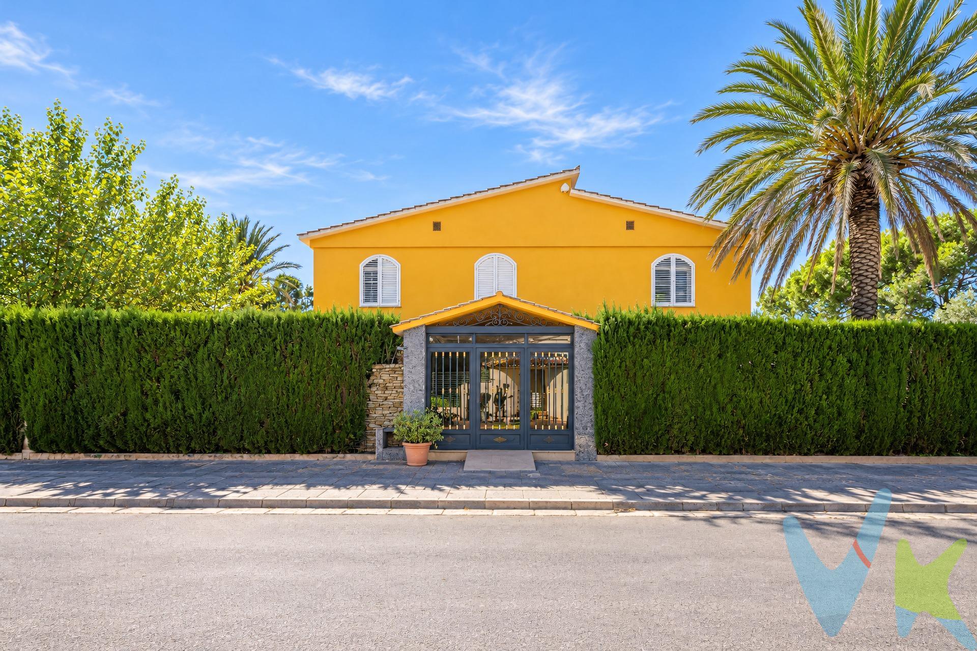 Una gran propiedad mediterránea junto a la playa de La Curva, en el entorno de Benicàssim. MOCADI REAL ESTATE CASTELLÓN presenta esta singular propiedad situada a menos de 200 metros de la playa de La Curva, en el entorno de Benicàssim. Una vivienda que destaca por sus generosas dimensiones, su parcela privada y una distribución que ofrece múltiples posibilidades para disfrutar de la vida mediterránea. Con 531 m² construidos, 405 m² útiles y una parcela de 865 m², esta propiedad es una oportunidad para quienes buscan amplitud, independencia y espacios exteriores en una ubicación próxima al mar. PISCINA PRIVADA Y ESPACIOS EXTERIORES PARA DISFRUTAR. La zona exterior invita a disfrutar del clima mediterráneo durante buena parte del año. La piscina privada se convierte en el centro de un entorno ideal para relajarse, compartir comidas al aire libre y organizar reuniones con familiares y amigos. La parcela dispone de zonas ajardinadas, espacios pavimentados y terrazas cubiertas que permiten crear diferentes ambientes de descanso y convivencia, disfrutando de la privacidad y la libertad que ofrece una propiedad independiente. INTERIORES AMPLIOS Y UNA DISTRIBUCIÓN VERSÁTIL. La vivienda cuenta con estancias de generosas dimensiones, un amplio salón-comedor y una cocina independiente con espacio de trabajo y almacenamiento. Su distribución en varias alturas y la variedad de dependencias permiten organizar diferentes zonas para la vida cotidiana, el descanso y las actividades familiares. Los dormitorios ofrecen espacio para adaptarlos a las necesidades de cada propietario, mientras que los baños completan una vivienda pensada para quienes valoran la amplitud y la comodidad. UN VALOR DIFERENCIAL: APARTAMENTO PARA INVITADOS. La propiedad incorpora un apartamento adicional compuesto por dos habitaciones, salón-comedor, cocina y baño completo. Una característica especialmente interesante para familias numerosas, familias multigeneracionales o compradores que desean disponer de un espacio diferenciado para familiares e invitados. Esta distribución permite plantear distintas formas de convivencia, manteniendo mayor independencia dentro de una misma propiedad. Cualquier uso como vivienda independiente o eventual explotación en alquiler deberá ajustarse a la situación urbanística y legal correspondiente. CERCA DEL MAR, EN EL ENTORNO DE BENICÀSSIM. La proximidad a la playa de La Curva es uno de los grandes atractivos de esta propiedad. A menos de 200 metros del mar, permite disfrutar de paseos junto a la costa y de un estilo de vida ligado al Mediterráneo. Su ubicación, en el término municipal de Castellón de la Plana y junto al entorno de Benicàssim, resulta interesante para quienes buscan una propiedad amplia cerca de la playa. UNA PROPIEDAD PARA QUIENES BUSCAN ALGO MÁS. Por sus dimensiones, su parcela, la piscina privada y el apartamento adicional, este chalet ofrece una combinación de características difícil de encontrar en una vivienda convencional. Una oportunidad para quienes desean espacio para toda la familia, privacidad, zonas exteriores y la posibilidad de recibir invitados con comodidad, todo ello a pocos pasos de la playa. La descripción y los datos del presente inmueble tienen carácter meramente informativo y en ningún caso contractual. En el precio de la vivienda no están incluidos los honorarios de agencia, gastos de compraventa y/o financiación. Por mandato expreso del propietario, comercializamos este inmueble en exclusiva compartida, lo que garantiza un servicio de calidad, un trato fácil y personalizado, una gran difusión en nuestras redes compartidas y sin interferencias de terceros. Por este motivo se ruega no molestar al propietario, a los ocupantes de la propiedad, a los vecinos o conserjes del edificio si los hubiera. Si eres una agencia, llámanos colaboraremos contigo. Muchas gracias. . 