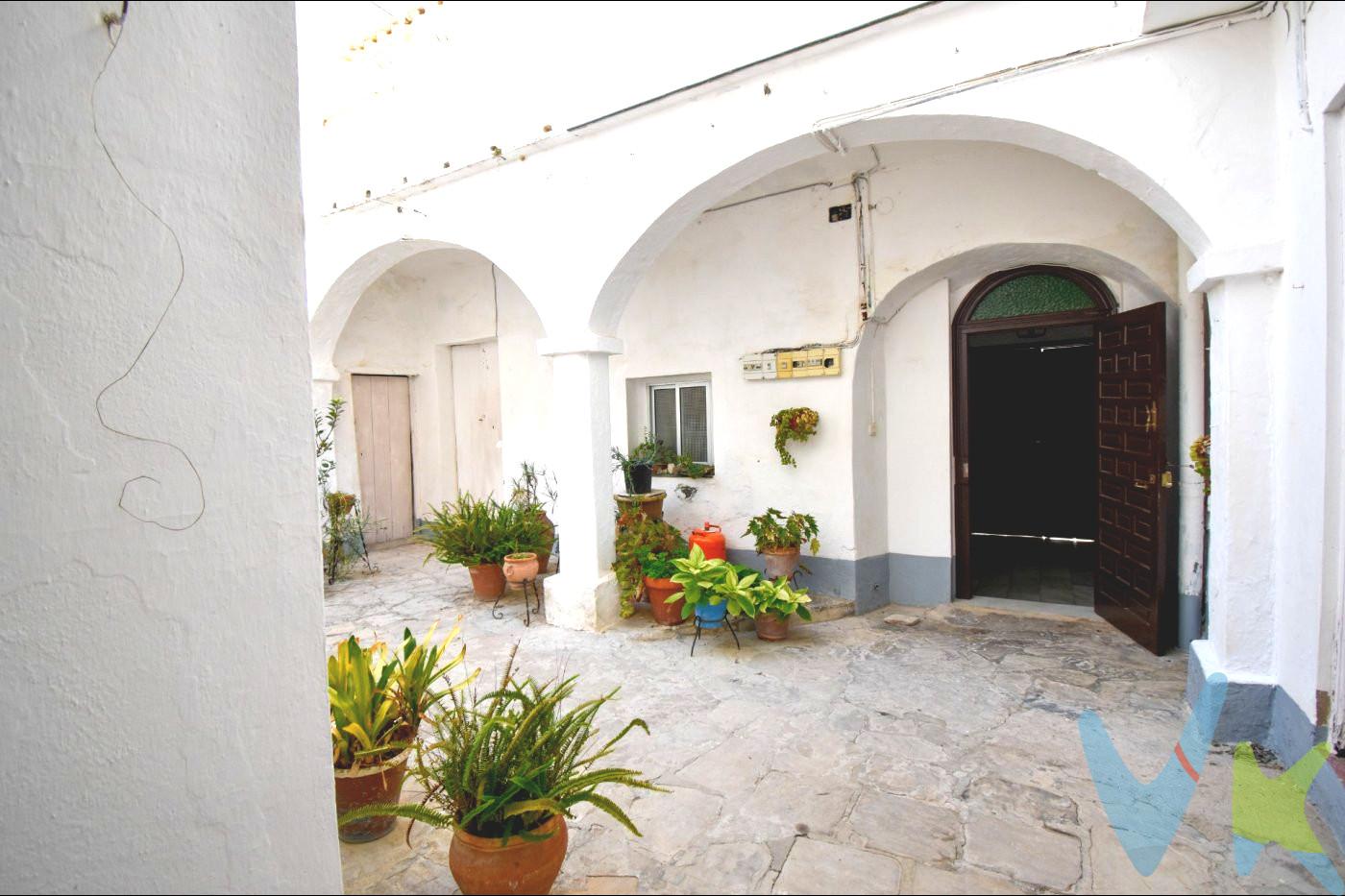 Presentamos una vivienda estilo andaluz en el centro de Medina Sidonia, en una zona excepcional, junto al ayuntamiento.  .  La vivienda cuenta con un patio de entrada estilo Andaluz muy soleado,  que distribuye a varias dependencias en la planta baja, entre ellas un apartamento completo.  .  Tiene unas escaleras que suben para la planta de arriba, la cual nos distribuye a varias dependencias, entre ellas  otro apartamento completo, con 3 dormitorios, cocina con patio, baño con placa de ducha y 2 salones, que está para entrar a vivir.  .  En esta misma planta, tenemos otras escaleras que comunican con la azotea privada.  .  VIVIENDA A REFORMAR parcialmente.  .  Ideal para inversión o Casa Rural.  .  DISPONEMOS DE MÁS FOTOS DE LA VIVIENDA, por mandato expreso de los propietarios se mandarán de forma privada al cliente que las solicite.  .  No deje pasar esta oportunidad, venga a visitarla!.  .  .  Informamos a nuestros clientes de que los gastos de notaría, registro, gestoría, impuestos y los honorarios de la agencia no están incluidos en el precio. A su vez, disponemos del documento informativo abreviado de la propiedad (según decreto 218/2005, del 11 de octubre) y de seguro de caución, para la protección del dinero entregado como señal para la reserva de una vivienda