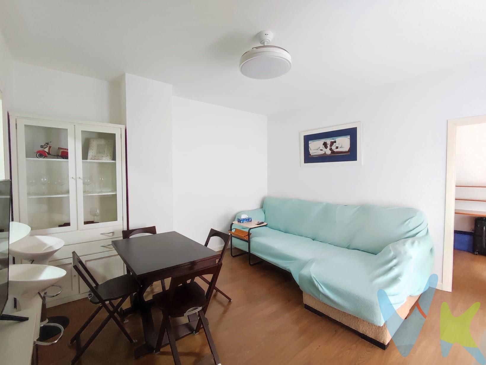 Presentamos este atractivo piso ubicado en pleno centro de Cádiz, una oportunidad única para inversores que buscan rentabilidad inmediata. Con una superficie construida de 80 m² y un estado general muy bueno, esta propiedad cuenta con dos habitaciones dobles luminosas y acogedoras. El baño está perfectamente equipado, ofreciendo comodidad a los residentes. . La ubicación central garantiza fácil acceso a todos los servicios esenciales: tiendas, restaurantes y transporte público están al alcance de la mano. Este inmueble se encuentra actualmente alquilado, lo que asegura ingresos constantes desde el primer día; ideal para quienes desean diversificar su inversión inmobiliaria sin complicaciones adicionales. No deje pasar la oportunidad de obtener un activo valioso en uno de los destinos más demandados del sur español. *Toda la información contenida en este anuncio se ofrece a título orientativo y no contractual*. 