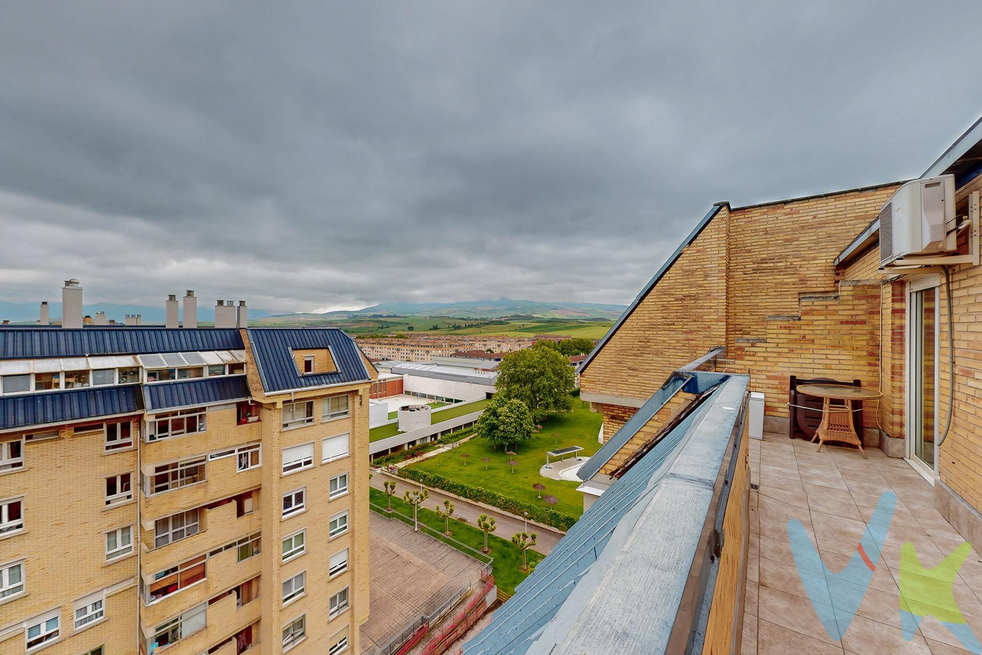 ¡EN VENTA! Estupendo Ático en Santa Cruz de Ardoy, Zizur Mayor – Última planta con terraza y orientación sur. Presentamos este ático situado en la octava y última planta de un edificio en Santa Cruz de Ardoy en Zizur Mayor,  concretamente en la segunda plaza con una superficie de  73 m2 construidos y 63 m2 útiles. La vivienda se distribuye en: hall de entrada, a mano izquierda accedemos a salón de 18,65 m2 con salida a terraza de 17,70 m2 con orientación sur (sol de tarde) y que cuenta con un pequeño trastero en la misma, 2 dormitorios bien iluminados de casi 7 m2 cada uno, dormitorio principal de 12,65 m2 con armario empotrado y baño con bañera. La vivienda cuenta con aire acondicionado. Cuenta con plaza de garaje en semisótano. Calefacción central . Agua caliente central con contador individual. Terraza con orientación sur, ideal para disfrutar del sol y las vistas hacia las piscinas municipales de Zizur. La vivienda cuenta con diversas reformas como suelo y ventanas cambiadas aunque necesita una mano de pintura y cierta actualización en cuanto a cocina (sin contar electrodomésticos) y baño.  . Ubicación ideal: Junto a todos los servicios (supermercados, escueles, ayuntamiento, polideportivo, piscinas municipales..). ¿Te interesa este ático con grandes posibilidades? No dudes en contactarnos, estaremos encantados de enseñártelo. (Los datos proporcionados son meramente informativos y no tienen valor contractual. El precio de venta indicado no incluye impuestos ni gastos de transmisión).