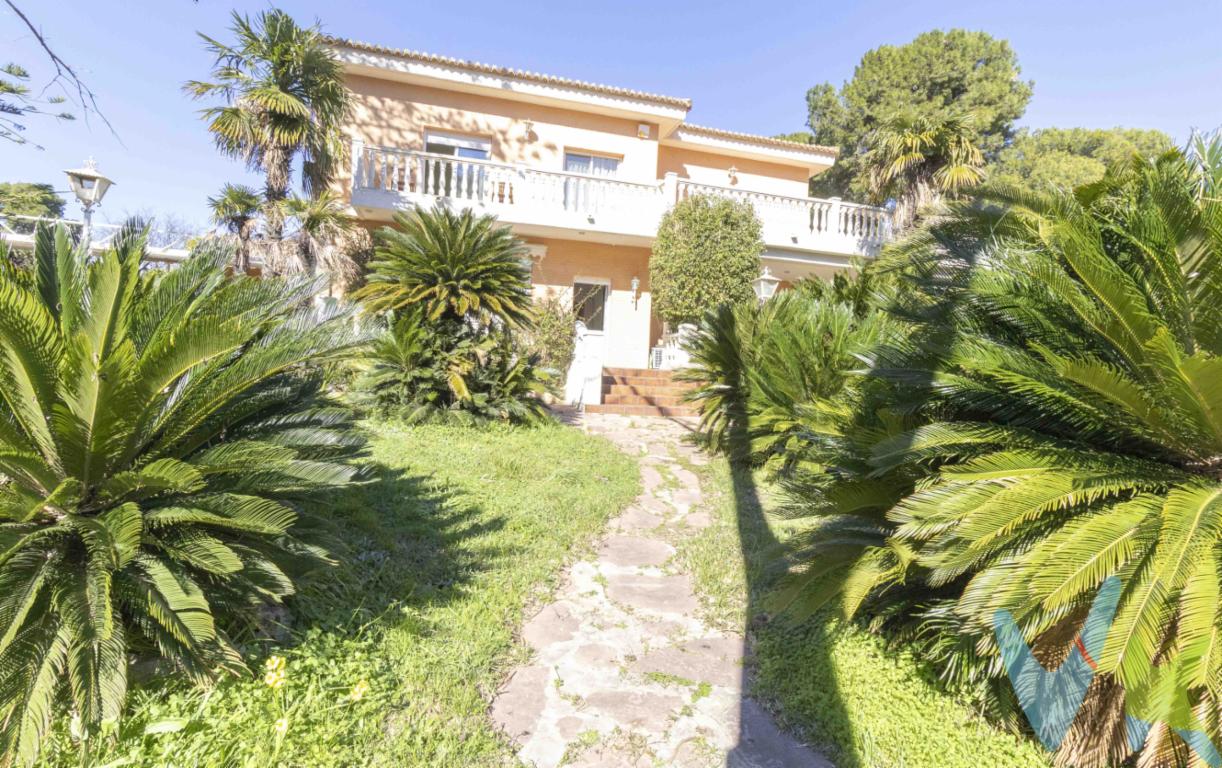 Chalet situado en UNA DE LAS MEJORES PARCELAS de Santa Apolonia (Vedat de Torrent). Parcela Esquinera y muy bien situada.La parcela dispone de mucha intimidad, y cuenta con una orientación excepcional con orientación Este, lo que hace ideal para el clima de Valencia.Esta propiedad cuenta con una amplia parcela de casi 1.700 m2, con una orientación espectacular, contando en su parcela con piscina, paellero, y una grandísima parcela ajardinada, muy bonita y acogedora.La vivienda propiamente, es de un gran tamaño, contado actualmente con la siguiente distribución:Planta baja: Grandísimo salón comedor, con zona de salón, donde se ubica una chimenea, y zona de comedor, amplia y luminosa, contando al fondo con otra estancia valida para su uso como despacho, o sala de estar adicional.Asimismo en la misma planta baja, contamos con una amplia cocina, con isla y zona de comedor, y por esta misma estancia se accede al garaje y cuenta además con salida al exterior por su zona trasera. Dispone también de 2 dormitorios, baño completo y armarios empotrados en esta misma planta.En su parte exterior cuenta con un amplio porche para deleite y descanso, disfrutando de tu espectacular parcela.Planta primera: En esta planta contamos con un amplio distribuidor, que da acceso a 5 dormitorios y un total de 3 baños completos (contando la habitación principal con un grandísimo espacio, y mucha luminosidad). En esta planta cuenta con una gran terraza, estupenda y con vistas a la albufera.No dudes en pedirnos más información.Por mandato expreso del propietario, comercializamos este inmueble EN EXCLUSIVA, lo que le garantiza un servicio de calidad, un trato fácil, sencillo y sin interferencias de terceros. Por este motivo, se ruega no molestar al propietario, a los ocupantes de la propiedad, a los vecinos. Muchas gracias por su comprensión. El precio publicado NO incluye:- Los gastos de notaría- El impuesto de transmisiones patrimoniales, que es del 10 % (salvo supuestos de bonificación por el comprador)- Los gastos del registro de la propiedad.- Los honorarios de la inmobiliaria que paga la parte comprador.Asimismo no incluye ningún otro gasto asociado que no este específicamente que esta incluido. Los datos e información contenida en este anuncio es meramente informativa, por lo que no tiene carácter contractual, pudiendo contener errores, reservándose la inmobiliaria a poder modificarla en cualquier momento. Para saber más sobre el mismo no dude en ponerse en contacto con nosotros.
