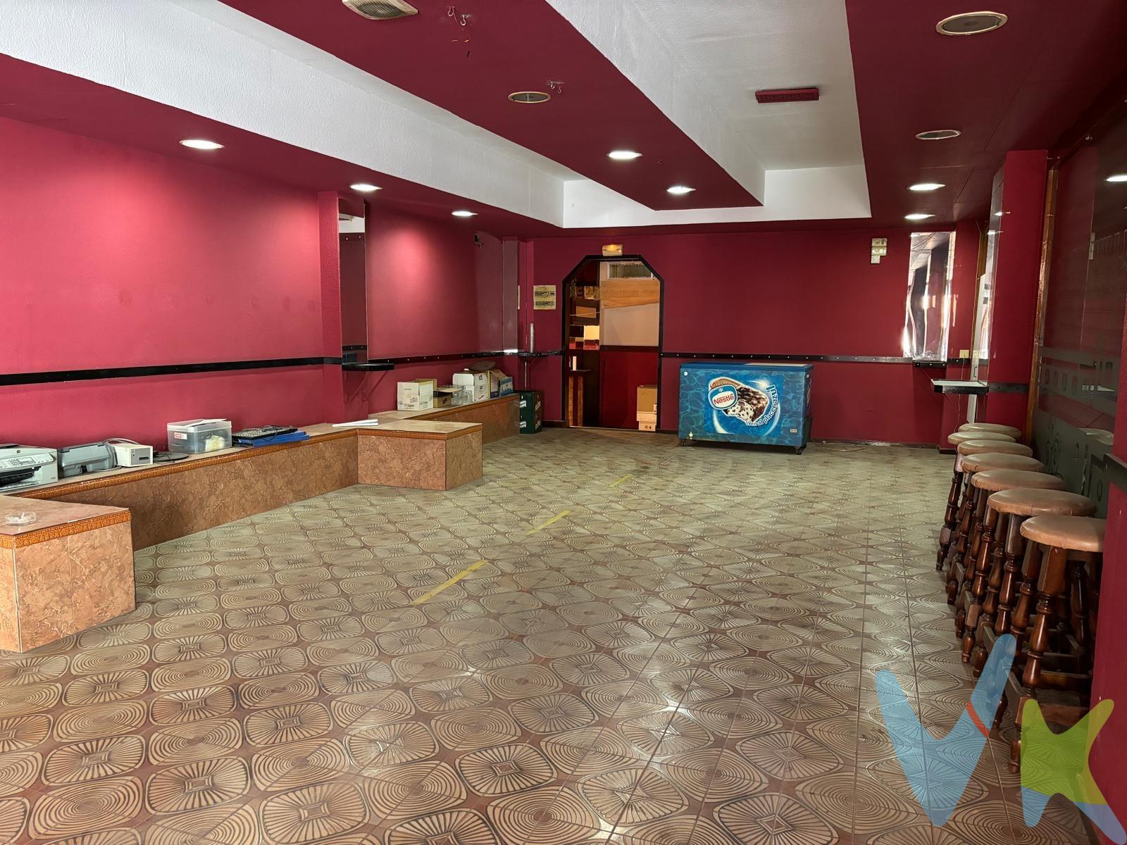 ¡Descubre las posibilidades ilimitadas de este local comercial en La Vall d'Uixó!. Te presentamos un amplio local comercial de 148 metros cuadrados, situado en una zona estratégica de La Vall d'Uixó, Castellón. Este local es perfecto para establecer tu negocio y aprovechar todo su potencial en una de las ciudades más dinámicas y en crecimiento de la región. El espacio interior es amplio y diáfano, permitiéndote configurarlo según las necesidades de tu negocio. Con 148 metros cuadrados, tienes suficiente espacio para establecer áreas de trabajo, mostradores, zonas de atención al cliente, almacenamiento y mucho más. El diseño versátil del local permite adaptarse a una gran variedad de actividades comerciales, desde tiendas minoristas hasta oficinas, restaurantes, gimnasios o clínicas. La fachada del local ofrece una excelente visibilidad y espacio para letreros y publicidad, lo que garantiza una fuerte presencia y reconocimiento para tu negocio. Además, el local cuenta con una entrada amplia y accesible, lo que facilita el flujo de clientes y la logística de productos y suministros. Gracias a su ubicación estratégica en La Vall d'Uixó, tendrás acceso a un entorno urbano con alta actividad comercial y tráfico peatonal. El área está bien conectada con otras partes de la ciudad y cuenta con servicios cercanos, como transporte público, estacionamiento, restaurantes y tiendas, proporcionando todo lo necesario para el crecimiento y éxito de tu negocio. Si estás buscando un lugar para establecer tu próximo negocio o expandir el actual, este local comercial en La Vall d'Uixó es la elección perfecta. ¡Contáctanos para obtener más información y programar una visita! Te ayudaremos a imaginar todas las posibilidades y a hacer realidad tu visión empresarial. . . . 