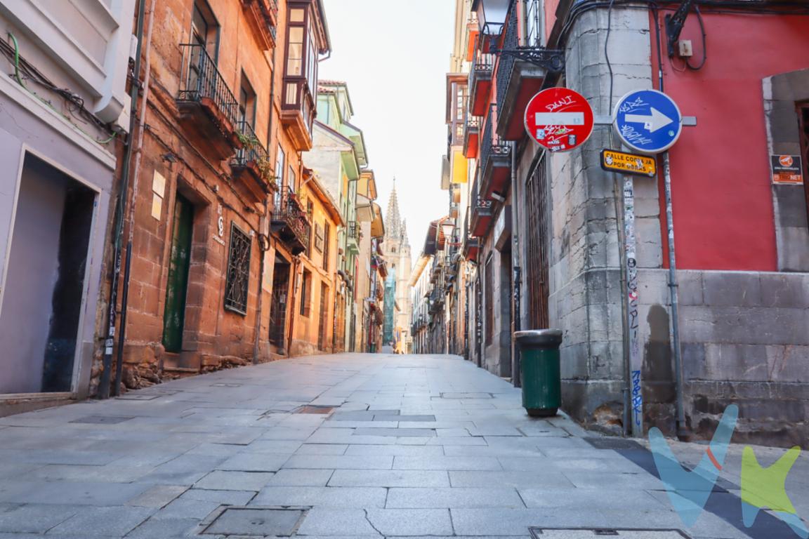 ¡Oportunidad única en pleno centro de Oviedo! ¡CASCO HISTÓRICO!En venta conjunto formado por una vivienda y un semisótano situados en uno de los rincones con más encanto del casco histórico de Oviedo: la emblemática Plaza del Paraguas, a pocos metros de la Catedral, el Ayuntamiento, el Mercado del Fontán y las calles más históricas de la ciudad. Una ubicación privilegiada y difícil de igualar, ideal tanto para uso propio como para inversión.La planta principal se encuentra totalmente diáfana y para reforma integral, ofreciendo la posibilidad de diseñar una vivienda completamente a medida. En las fotografías se incluye un plano de distribución orientativo de cómo podría quedar tras la reforma.Destaca especialmente su ventana abalconada en el espacio principal, que aporta luz natural, carácter y vistas a la plaza.La propiedad incluye además un semisótano situado bajo la vivienda, con baño, entrada independiente, dos ventanas y un amplio espacio diáfano. Este espacio ofrece múltiples posibilidades como zona de trabajo, despacho, estudio, almacén, sala de ocio o dependencia complementaria.La ubicación del semisótano justo bajo la vivienda abre la posibilidad de plantear una conexión interior y crear un singular espacio tipo dúplex, una opción especialmente atractiva para quienes buscan una propiedad diferente y con gran potencial de transformación.Un inmueble con múltiples posibilidadesVivienda principal completamente diáfana.Semisótano adicional con acceso independiente.Posibilidad de plantear una conexión interior entre ambas plantas.Espacio ideal para crear una vivienda singular con zona de trabajo, despacho o área complementaria.Excelente ubicación para profesionales, inversores o compradores que busquen una propiedad diferente en pleno casco histórico.Bajos gastos de IBI y comunidad.Por su localización, características y versatilidad, se trata de una oportunidad excepcional para desarrollar un proyecto único en una de las zonas con más personalidad y atractivo de Oviedo.La distribución y medidas que aparecen en los planos es orientativa. Las posibles reformas y cambios de distribución deberán ajustarse a la normativa y autorizaciones correspondientes.El precio de venta no incluye impuestos ni gastos de compraventa (notaría, registro de la propiedad, gestoría, etc.). El comprador abonará a la agencia honorarios por servicios de mediación y gestión de 2.000  + IVA.El consumidor tiene derecho a solicitar a la agencia inmobiliaria información y documentación adicional relativa al inmueble y a las condiciones de la compraventa. Cualquier compraventa y sus condiciones quedan sujetas a la aceptación expresa del vendedor del inmueble y a la posterior formalización del correspondiente contrato.El presente anuncio tiene carácter meramente informativo y no contractual, pudiendo la información mostrada variar o actualizarse.