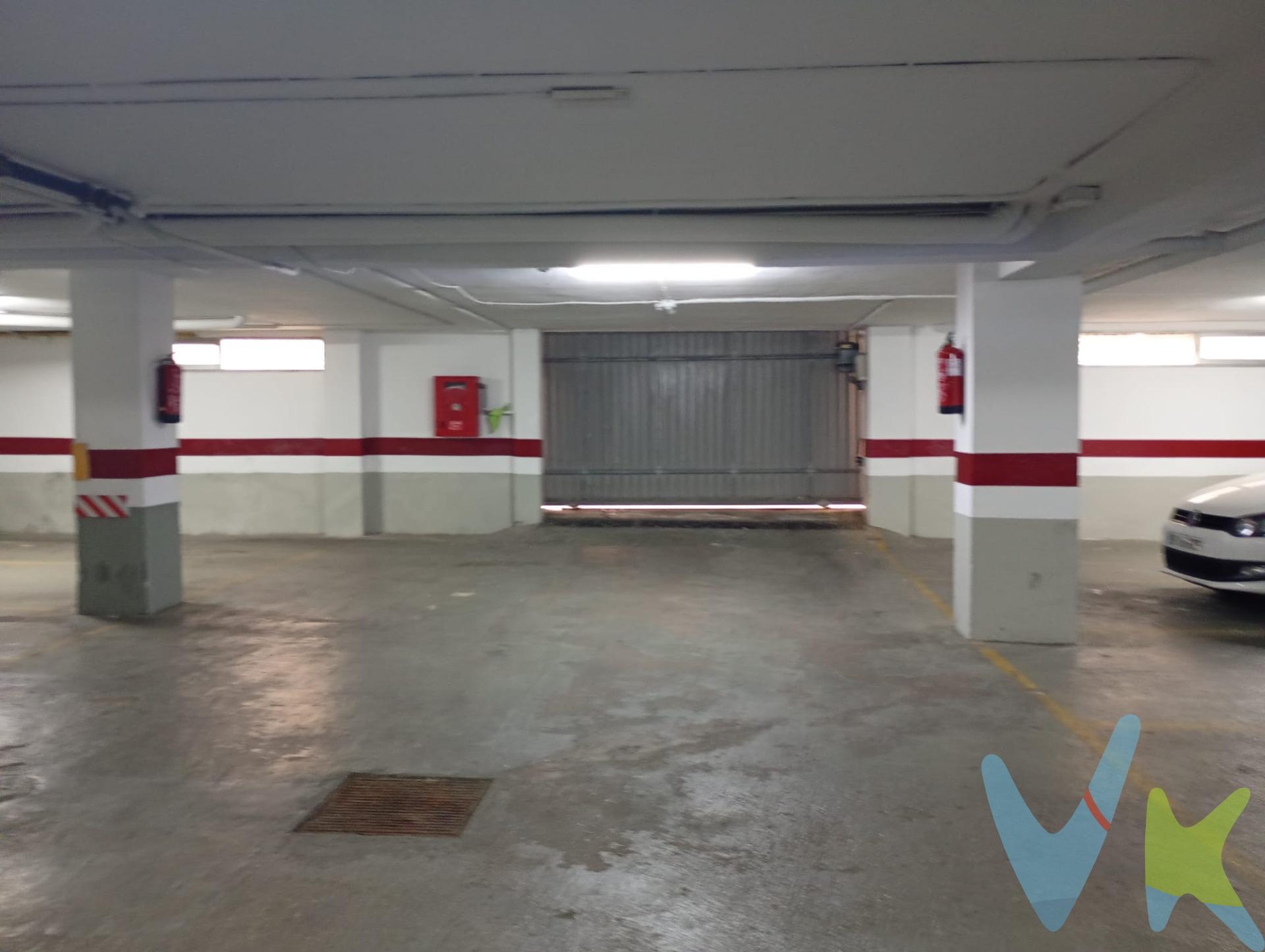 Se vende amplia plaza de garaje ubicada en la Avenida, cerca del Hospital Puerta del Mar. Esta propiedad cuenta con una superficie total de construcción de 16 m² , ofreciendo comodidad y seguridad. Su acceso es fácil mediante la rampa principal, lo que facilita las maniobras al entrar y salir del espacio. 