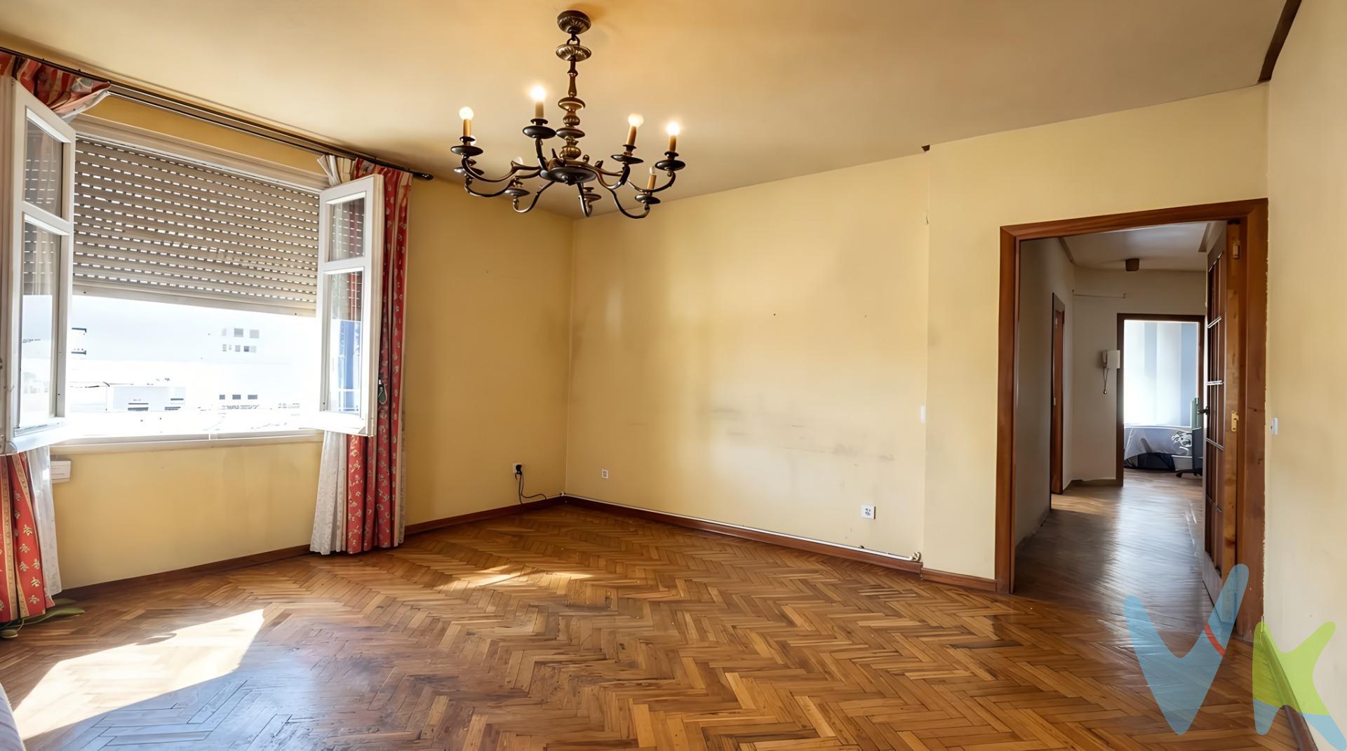 ✨ Piso con gran potencial en Chamberí junto a Princesa | Ideal para diseñar tu hogar ✨. En pleno corazón de Chamberí, a escasos metros de la calle Princesa, se vende esta vivienda ubicada en una tercera planta, perfecta para quienes buscan crear un hogar a medida en una de las zonas más valoradas de Madrid. Su planta singular y no convencional la convierte en una oportunidad única para diseñar una vivienda personalizada. Ideal para quienes valoran los espacios diferentes y desean adaptar cada rincón a su estilo de vida. Aunque la vivienda da a patio, se trata de un patio amplio, abierto y ajardinado con acceso desde la calle, lo que aporta luz natural, tranquilidad y sensación de amplitud, algo poco habitual en la zona. 🏡 Distribución:. 5 dormitorios (3 dobles y 2 individuales). 2 baños. Cocina independiente. Estancias amplias y bien diferenciadas. Buena entrada de luz natural. 3ª planta. 📍 Ubicación privilegiada:. Situado en calle Hilarión Eslava, en una de las zonas más dinámicas de Madrid:. Todo tipo de comercios, supermercados y servicios. Excelente comunicación en transporte público. Próximo a universidades y zonas con ambiente. Entorno consolidado, ideal para vivir con todas las comodidades. 💡 Ideal para:. Crear una vivienda personalizada en una ubicación excelente. Familias o compradores que buscan espacio y versatilidad. Personas que valoran una distribución diferente con carácter. Quienes priorizan ubicación, amplitud y posibilidades de diseño. 🔑 Una vivienda con personalidad en Chamberí, perfecta para convertirla en el hogar que siempre has imaginado. Información adicional:. - ⁠Metros construidos: según registro 134 m2 aproximados. - Metros catastrales: 156 m2 ( Vivienda 147 m2 y Elementos comunes 9 m) construidos. - Metros útiles: 120 m2 aproximadamente. * Este anuncio no es vinculante, puede contener errores. Se muestra a título informativo y no contractual. Conforme a lo establecido en la Ley 10/2025 de Publicidad Inmobiliaria, se informa que:. - El precio de venta publicado: no incluye el mobiliario ni la decoración, ni los impuestos, ni los honorarios derivados del servicio de compra. -El comprador asumirá, además del precio de compraventa, un coste adicional del 3 % del precio de venta más IVA en concepto de servicio de gestión, asesoramiento y acompañamiento en todo el proceso de compra. - Impuesto de Transmisiones Patrimoniales (ITP):6 % del precio de compra. - Gastos de notaría: entre un 0,2 % y un 0,5 % del del precio de compra. - Gastos de inscripción en el Registro de la Propiedad: estimados entre un 0,1 % y un 0,25 % del precio de compra. Contacta con Assyss Inmobiliarias y solicita tu visita, si quieres más información o ver la vivienda, escríbenos y lo agendamos. 