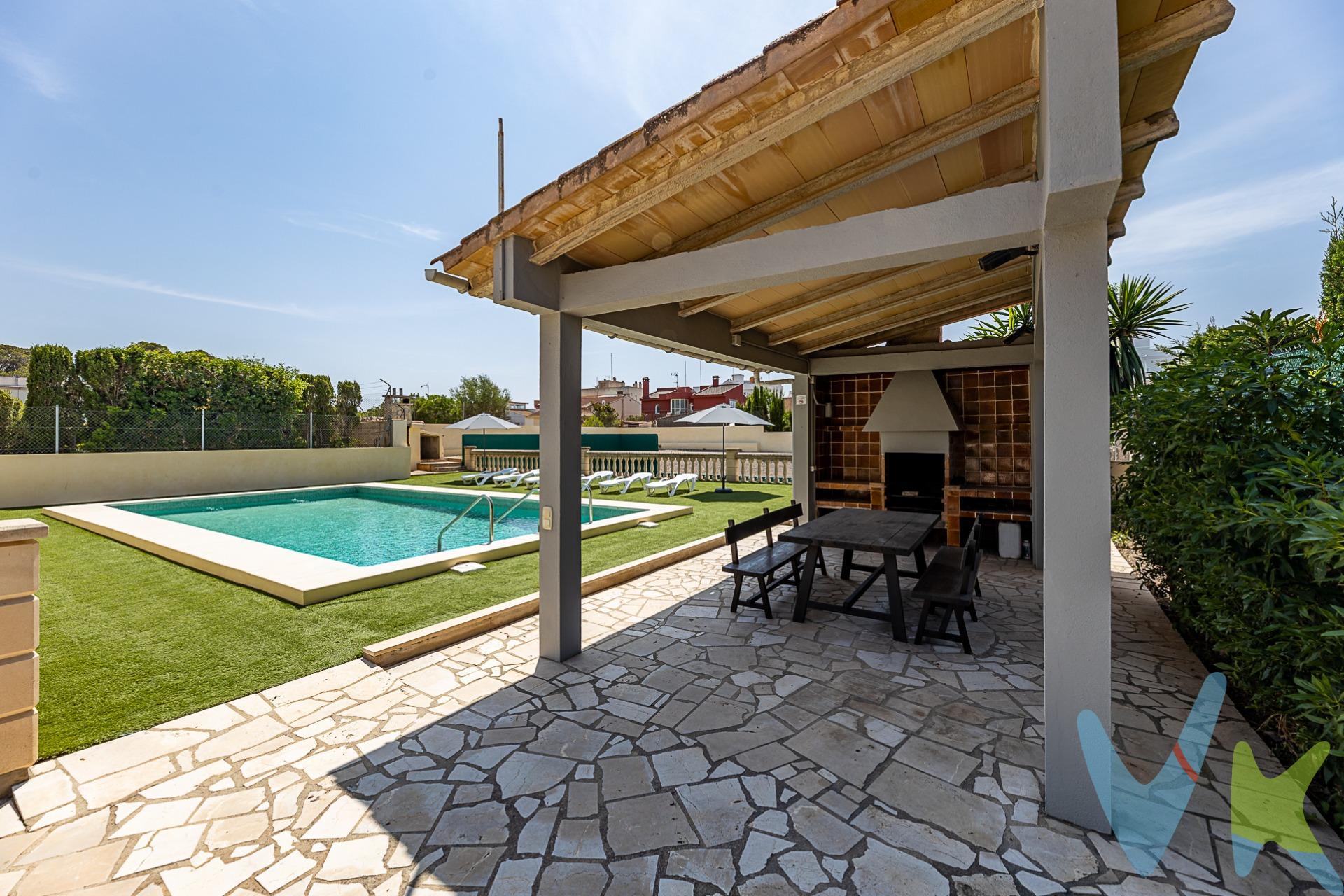 Exclusiva Villa con Licencia Vacacional en la Zona del Arenal. Se presenta una excelente oportunidad para adquirir una villa con licencia vacacional, ubicada en una amplia parcela de 1.400 m² y rodeada de un entorno natural que garantiza tranquilidad y privacidad. La vivienda, de 257 m² construidos, ha sido diseñada para ofrecer el máximo confort y calidad de vida. La propiedad cuenta con tres espaciosas habitaciones, dos baños completos y un aseo adicional en la zona de piscina. Además, está completamente adaptada para personas con movilidad reducida (PMR), cumpliendo con los más altos estándares de accesibilidad. En el exterior, destaca una piscina privada de 50 m², ideal para disfrutar del sol y momentos de relajación, junto a una zona de barbacoa perfectamente equipada para reuniones familiares o sociales. Para los amantes del deporte, la finca incluye también una pista de frontón. Además para mayor comodidad , la vivienda cuenta con garaje privado con capacidad  para 2 vehículos . Y zona exterior para poder estacionar 4-5 vehículos más. La ubicación es inmejorable, a tan solo 250 metros de la playa, lo que convierte esta propiedad en una opción ideal tanto para uso residencial como para inversión turística. *Este inmueble se comercializa mediante el sistema VentaPlus de ABSI (Agrupación Balear de Servicios Inmobiliarios) y Ia agencia comercializadora ha supervisado Ia documentación necesaria para Ia compraventa". 