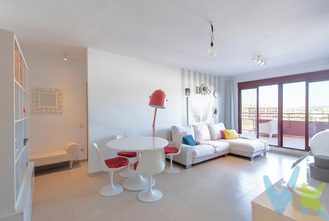 ¡Tu nuevo comienzo con vistas en Onda! Ático luminoso con gran terraza, garaje y trastero. Si buscas esa sensación de llegar a casa, desconectar del día y disfrutar de la luz natural desde la tranquilidad de tu propia terraza, este ático lo tiene absolutamente todo para enamorarte. Una vivienda funcional, cómoda y lista para entrar a disfrutar. Lo que hace especial a este ático:. Gran terraza privada: El verdadero corazón de la vivienda. Un espacio amplio y versátil ideal para tu propio rincón de relax al aire libre. Distribución : 2 habitaciones acogedoras y luminosas, perfectas tanto para dormitorio principal como para despacho o cuarto de invitados. Cocina independiente: Equipada con una práctica puerta corredera que optimiza el espacio y te permite mantener la independencia visual y de aromas respecto al salón. Baño completo: Espacioso y equipado con bañera, ideal para tus momentos de descanso. Confort todo el año: Dispone de split de aire acondicionado para mantener la temperatura perfecta en cualquier estación. Comodidad total incluida:. Plaza de parking en la misma finca: Olvídate de perder tiempo buscando aparcamiento. Trastero privado: El espacio extra que siempre hace falta para mantener la casa organizada. VENTA:. PVP 155.000€. Gastos e impuestos no incluidos en el precio. La compra conlleva impuestos y gastos de formalización para el comprador. A título orientativo se informa que en segundas transmisiones el ITP con carácter general en Valencia es del 9%, pudiendo existir otros tipos impositivos atendiendo a las circunstancias personales del comprador u otras circunstancias previstas legalmente. Base imponible del impuesto el mayor valor entre el precio de compraventa, la tasación o el valor de referencia catastral. En cuanto a los gastos de notaría y registro, en su caso, suelen oscilar aprox. entre 1,5% y 2,5% (aranceles variables según precio, n.º de copias y complejidad). El comprador elige notario. Si el comprador precisase de hipoteca: tasación, condiciones y costes bancarios serán según entidad elegida por el comprador, así como los gastos de gestoría, y cualesquiera otros gastos inherentes a la formalización de la compraventa que legalmente correspondan a la parte compradora, salvo pacto expreso en contrario con el vendedor. El consumidor tiene, conforme a la normativa vigente, a su disposición información y documentación adicional relativa al inmueble y condiciones de la compraventa, que podrá ser consultada en C/Joaquín Costa 4, bajo 46005 Valencia o urbe2@remax.es. Honorarios de mediación inmobiliaria a cargo del COMPRADOR: (3% del precio final de venta más IVA (21%), salvo otro pacto.); y de VENDEDOR (según acuerdo con el mismo). Se informa al consumidor que la agencia actúa como intermediaria inmobiliaria en la operación, estando cualquier eventual compraventa y sus condiciones sujeta a la aceptación expresa del propietario-vendedor y a la posterior formalización del correspondiente contrato.