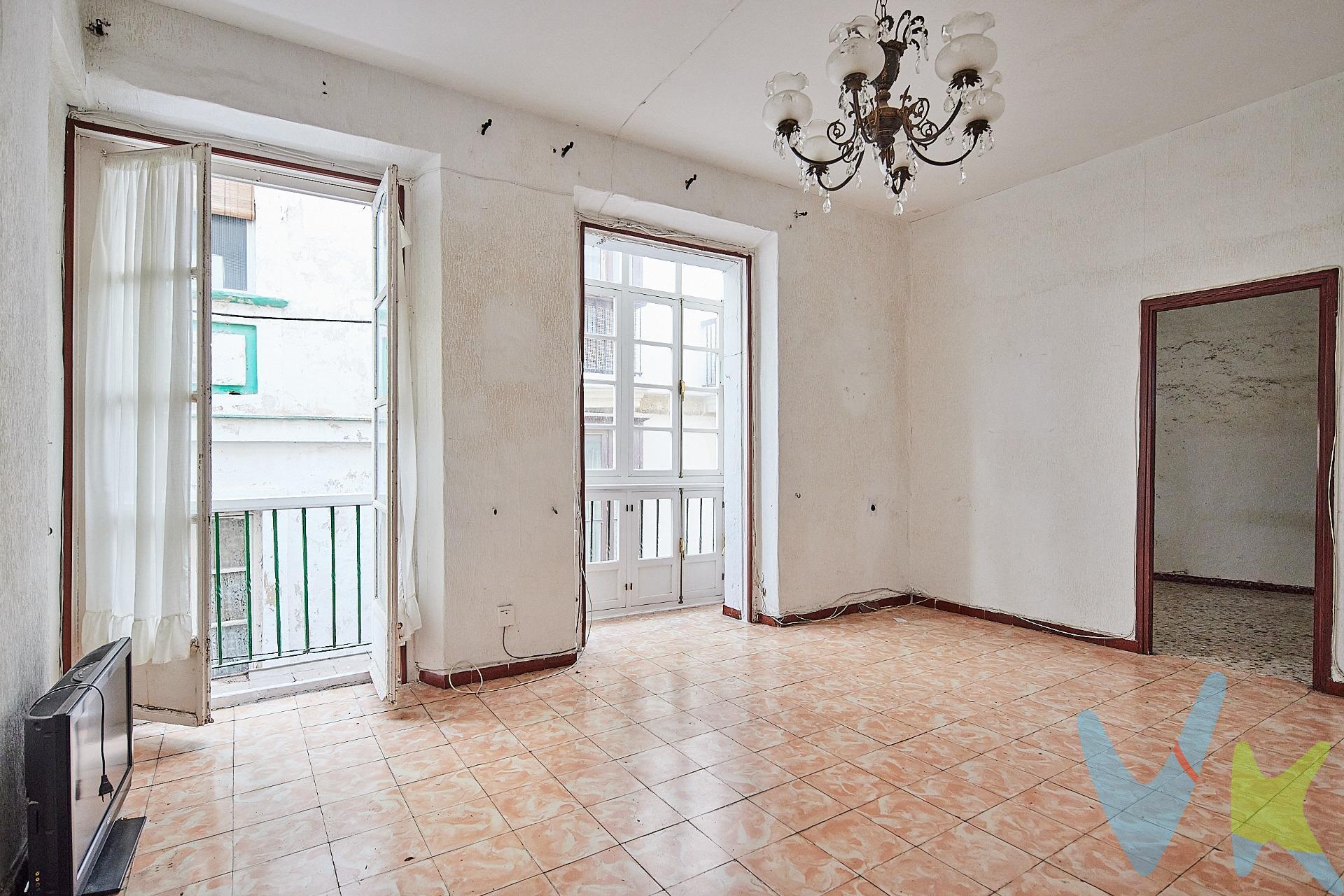Vivienda muy céntrica junto al Oratorio San Felipe Neri, en una segunda planta sin ascensor, para reformar completamente por lo que podrás diseñar las estancias a tu antojo. Consta actualmente de tres dormitorios, salón comedor, salita, cocina independiente, un baño y posibilidad de hacer otro. En la publicidad tenemos un plano de distribución. Salón y dormitorio al exterior. La vivienda tiene un cierro de madera cambiado recientemente y en buen estado, un balcón y una ventana a la calle. El edificio NO TIENE la ITE en vigor, los vecinos van haciendo mejoras pero no está contemplado pasar la inspección. * Gastos, Impuestos y honorarios de la agencia no incluidos. Periodo de validez del anuncio 31 de diciembre de 2025