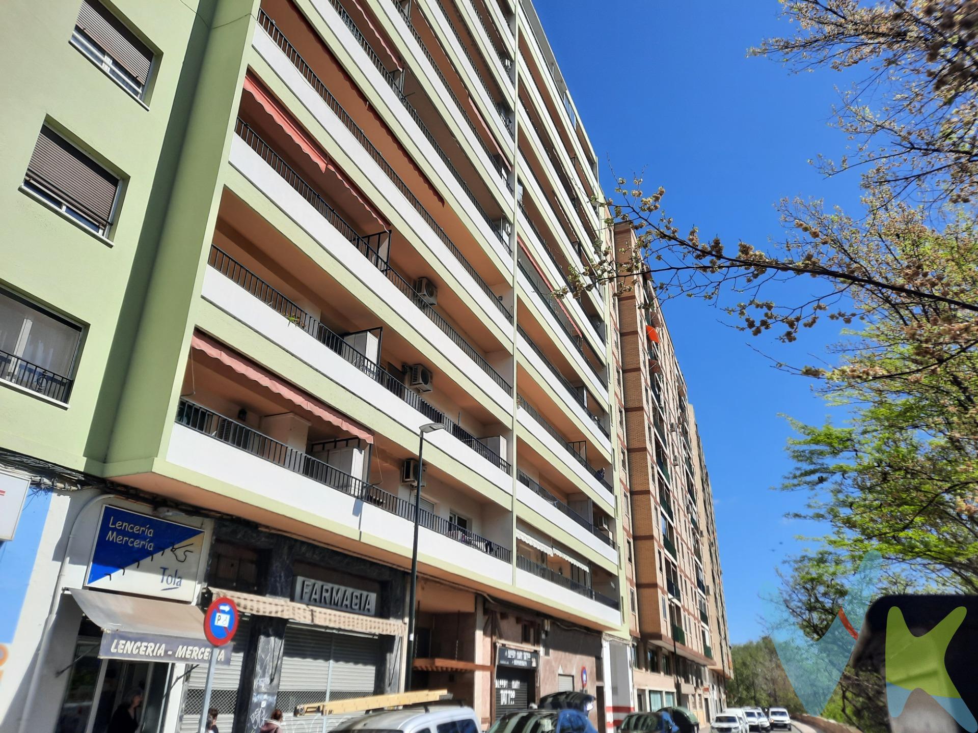 CALLE AZNAR MOLINA.-  ¡¡¡IDEAL INVERSIONISTAS!!!. Piso en rentabilidad, alquilado con contrato de fecha 15/05/2023 ¡Descubre tu inversión en el corazón de la ciudad! Este acogedor piso de 60 m² útiles, situado en una finca con ascensor y conserje, es ideal para quienes buscan comodidad y funcionalidad. Con dos luminosos dormitorios y un salón-cocina perfectamente distribuido, este espacio se adapta a tus necesidades diarias. Además, cuenta con un baño completo y armarios empotrados que optimizan el almacenamiento. La calefacción central garantiza un ambiente cálido durante los meses fríos, mientras que el agua caliente se proporciona a través de un termo eléctrico. En la planta 3, disfrutarás de la tranquilidad de un interior bien iluminado. También incluye un trastero en la planta sótano, perfecto para guardar tus pertenencias. Este inmueble, construido en 1967 y en buen estado, es una excelente oportunidad para adquirir un futuro hogar en una ubicación privilegiada. Recuerda que el precio no incluye impuestos ni gastos adicionales, así que ¡no dejes pasar esta oportunidad!. 