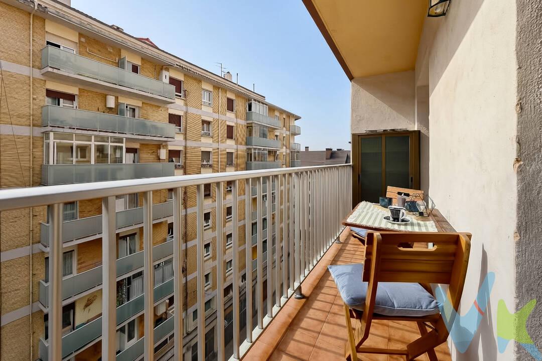 Se vende piso en la calle Concejo de Olaz, en Burlada, una vivienda luminosa, con una distribución cómoda y una agradable terraza que permite disfrutar de un espacio al aire libre sin salir de casa.
La vivienda se distribuye en tres habitaciones, salón, cocina independiente, baño completo y terraza con dos accesos desde el interior del piso.
El salón es una estancia amplia y acogedora, con buena entrada de luz natural y suelo de madera, que aporta calidez al espacio. 
La cocina es independiente y cuenta con una distribución en forma de L, que permite disponer de una amplia superficie de trabajo y aprovechar el espacio de manera funcional. Además, tiene espacio para una zona de comedor, lo que la convierte en una estancia práctica para el día a día.
La vivienda dispone de tres dormitorios, dos de ellos dobles y uno individual. Las habitaciones cuentan con luz natural y ofrecen diferentes posibilidades según las necesidades de cada familia. Los suelos de madera presentes en algunas de ellas aportan una sensación cálida y acogedora.
El baño es completo, con bañera y revestimientos cerámicos en tonos claros.
Uno de los puntos más destacados de la vivienda es su terraza exterior, con dos accesos desde el interior, una característica que aporta comodidad y facilita su uso desde diferentes estancias. Se trata de un espacio alargado, con capacidad para crear una pequeña zona de descanso o comedor exterior. Desde ella se pueden disfrutar de vistas al entorno urbano y, al fondo, a las montañas.
Se encuentra en un entorno residencial con acceso a comercios, servicios y buenas comunicaciones con Pamplona, lo que facilita los desplazamientos y las necesidades del día a día.
NFORMACIÓN LEGAL
▪ Información meramente orientativa, sin carácter contractual.▪ Superficies y características aproximadas, con finalidad descriptiva.▪ En el precio de venta están incluidos los honorarios de la agencia inmobiliaria, que serán asumidos por la parte vendedora.▪ El precio indicado no incluye los gastos e impuestos derivados de la compraventa a cargo del comprador (Notaría, Registro de la Propiedad, I.T.P., A.J.D. o I.V.A., según corresponda), ni otros posibles gastos asociados.▪ El inmueble se transmite sin mobiliario ni otros enseres, salvo que se indique expresamente lo contrario.
A modo orientativo en Navarra:
▪ Notaría y Registro: 1%–1,5%.▪ ITP: tipo general 6% (con posibles bonificaciones).▪ AJD: aprox. 0,5%–1%.