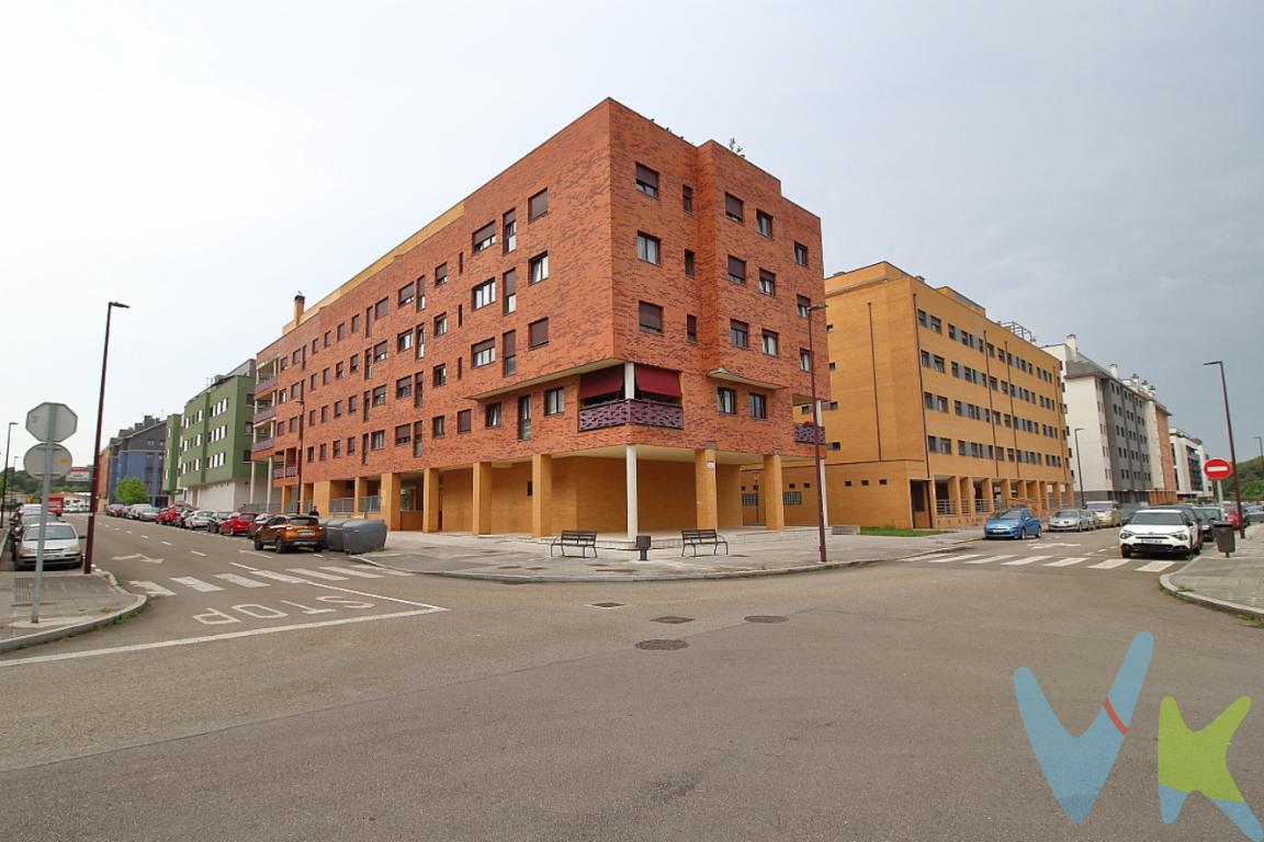 Atención a quienes buscan un hogar en una de las zonas más prometedoras de Gijón: se ofrece un espectacular piso en Nuevo Roces, diseñado para satisfacer las necesidades más exigentes. Con una superficie útil de 89,53 metros cuadrados y 106,69 metros cuadrados construidos, esta propiedad se ubica en la primera planta de un edificio moderno, construido en 2011. Este inmueble representa una oportunidad que no se debe dejar pasar.El piso está distribuido de manera eficiente, proporcionando tres espaciosas habitaciones que garantizan el confort de toda la familia. Estas estancias ofrecen un ambiente acogedor y están decoradas con un gusto exquisito. Los grandes ventanales permiten la entrada de abundante luz natural, creando un efecto de amplitud y frescura en todo el hogar.Sus instalaciones incluyen un salón comedor de generosas dimensiones, pensado para el disfrute de reuniones familiares o entre amigos. Este espacio resulta idóneo tanto para el descanso como para actividades sociales. Adyacente al salón, se encuentra una cocina completamente equipada con electrodomésticos de última generación. Los acabados modernos y funcionales invitan a los futuros propietarios a explorar sus habilidades culinarias en un ambiente cómodo y práctico.La vivienda se complementa con un baño completo y un aseo, presentados con un diseño contemporáneo y materiales de calidad superior. Estas estancias han sido concebidas para proporcionar un refugio de tranquilidad, combinando elegancia y funcionalidad.Dentro del precio de la propiedad se incluyen valiosos accesorios que añaden un valor adicional: un espacio de garaje privado y un trastero. El aparcamiento subterráneo asegura que su vehículo permanezca resguardado en todo momento, mientras que el trastero ofrece un área adicional para el almacenamiento de pertenencias personales, optimizando el orden en el interior del hogar.La comodidad se ve incrementada gracias a la presencia de un ascensor con acceso directo desde el garaje, facilitando el desplazamiento diario. Además, la zona cuenta con una excelente conexión de transporte público, con una parada de autobús en las cercanías que garantiza una movilidad eficiente y rápida hacia distintas partes de la ciudad de Gijón.La cercanía a servicios esenciales como supermercados, colegios, y centros de salud hace de esta localización un lugar ideal para aquellos que valoran la conveniencia y calidad de vida. Nuevo Roces es un barrio dinámico y en constante desarrollo que reúne todo lo que uno necesita a pocos minutos de su hogar.Este piso se presenta completamente amueblado, lo que permite habitabilidad inmediata para aquellos que desean instalarse con prontitud. La disposición del mobiliario y los electrodomésticos han sido minuciosamente seleccionados para combinar estética y funcionalidad, ofreciendo un espacio que invita al bienestar diario.Para quienes buscan una propiedad que aúna calidad, ubicación estratégica y confort, esta es una opción inigualable. Agende una visita y descubra por sí mismo todo lo que este magnífico piso tiene para ofrecer. El próximo capítulo de su vida podría comenzar aquí mismo, en un hogar que le prometemos no le decepcionará.Contamos con más de 35 años de experiencia acreditada y nuestro objetivo es garantizarle un servicio de compra humano, ético, de calidad, fácil y seguro. Nuestro equipo lo integran agentes con la titulación AIR (Agente Inmobiliario Registrado), somos CRS (Council of Residential Specialist) y API. (Agente de la Propiedad Inmobiliaria Colegiado nº248). Contamos con un seguro de Caución que nos permite garantizar el depósito de las cantidades entregadas por nuestros clientes.Te ayudamos con la financiación con las mejores condiciones hipotecarias hasta el 100%.Consulte en nuestras reseñas de Google lo que opinan los clientes que ya han trabajado con nosotros.El precio NO incluye: Impuestos, gastos de Notaría, registro y honorarios de los servicios contratados por los compradores a la Agencia Inmobiliaria.