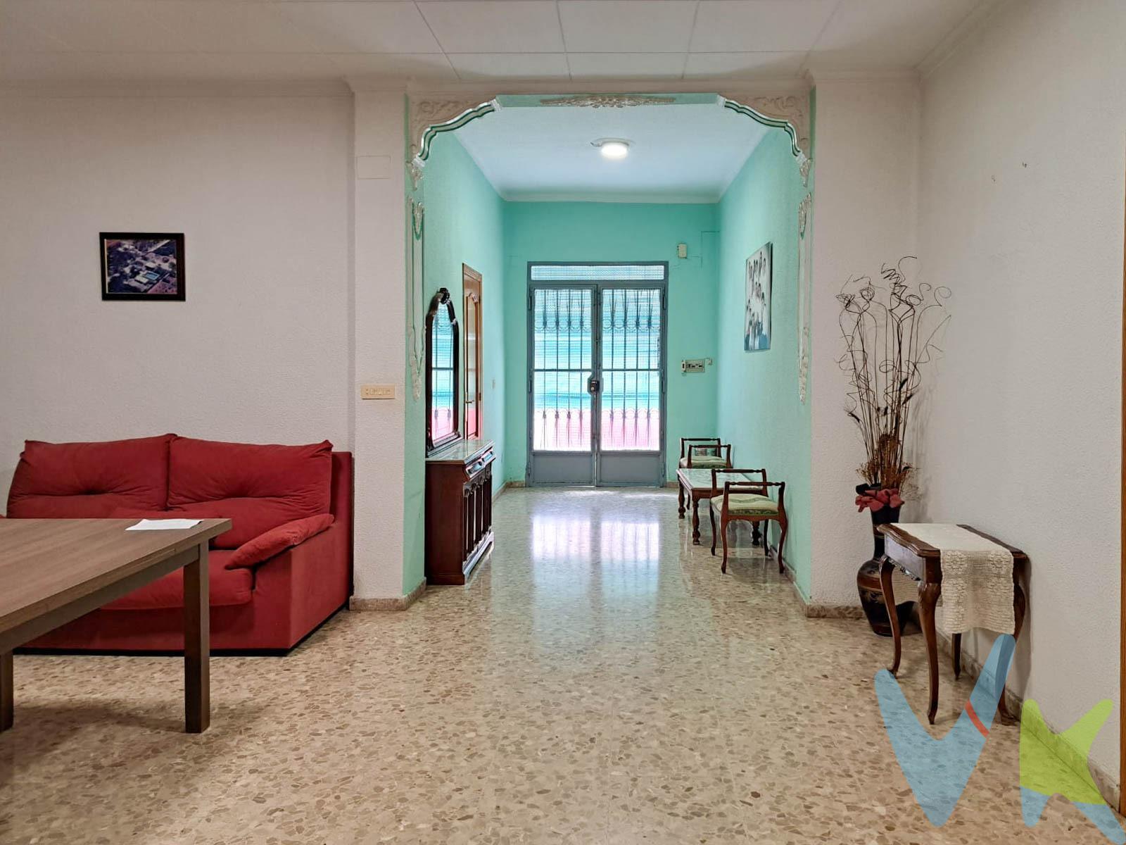 El corazón de la casa es su amplio salón comedor, un espacio cálido y versátil perfecto para compartir momentos en familia o con amigos. . La cocina, práctica y bien distribuida, está conectada con el salón comedor desde el cual se accede directamente al patio interior, un rincón al aire libre donde podrás relajarte, disfrutar del sol o montar una pequeña zona verde, lo que facilita la vida diaria y da un ambiente abierto y comunicativo a toda la casa. La planta cuenta con tres cómodas habitaciones, ideales para el descanso, para montar una oficina o para recibir visitas. Cada una ofrece un espacio funcional y adaptable a tus necesidades. Además, dispone de un baño completo, equipado para brindar funcionalidad y comodidad en el día a día. También dispone de un garaje privado, perfecto para tener tu coche siempre a mano y contar con espacio adicional de almacenamiento. Y como toque especial, desde la calle también tienes acceso a la terraza comunitaria, un lugar perfecto para tomar el aire, tender ropa o disfrutar de las vistas en buena compañía. ¡Una vivienda con muchas posibilidades y pensada para vivirla a gusto desde el primer día!. 📍 Ubicación inmejorable: A tan solo 400 metros del centro, cerca de colegios, tiendas, ambulatorio y todos los servicios esenciales. Además, tendrás un acceso fácil tanto a la autovía como a la estación de tren, lo que convierte esta planta baja en una opción ideal si valoras la movilidad sin renunciar a la tranquilidad. ¡Una oportunidad que no querrás dejar escapar! Ven a visitarla y enamórate. El inmueble se encuentra certificado con el sello de ASICVAL el único sello de garantía del sector que asegura a los consumidores que las propiedades comercializadas cuentan con toda la información y documentación exigida por la normativa actual. Para más información y para programar una visita, no dude en ponerse en contacto con nosotros. Móvil 96 172 45 35. www.grupo-vive.com. vivexativa@grupo-vive.com. 