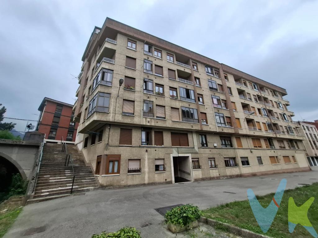 Muchas veces pensamos que la oportunidad de tener una vivienda en Asturias es algo que por fuerza tiene que ser caro, verdad?. Pues podemos deciros que no es así, por menos dinero del que podemos pensar se puede adquirir esta vivienda en la calle principal de Pola de Lena, con vistas a la montaña e ideal para hacernos de base para disfrutar de toda la región gracias a su perfecta red de comunicaciones.Es un piso en altura, de 81 m2 útiles, situado en un edificio con ascensor y acceso por dos calles. Una vez entramos en la vivienda nos encontramos con un hall distribuidor donde tenemos una cocina independiente y el salón comedor, así como una despensa y un dormitorio, a continuación tenemos dos habitaciones y dos baños, uno de ellos en suite y otra pequeña despensa. Tiene un trastero en el edificio y posibilidad de aparcar a la entrada de la vivienda sin mayor problema.El edificio dispone de ascensor, tiene dos entradas una de ellas totalmente accesible. Las zonas comunes están muy cuidadas. Muy bien comunicado, a un paso de la zona centro y con fácil acceso a todos los servicios. Lo vemos?, estamos seguros que os gustará!!!!!En el precio del inmueble no se incluyen los gastos de Notaría, Registro e Impuestos asociados a la operación. 