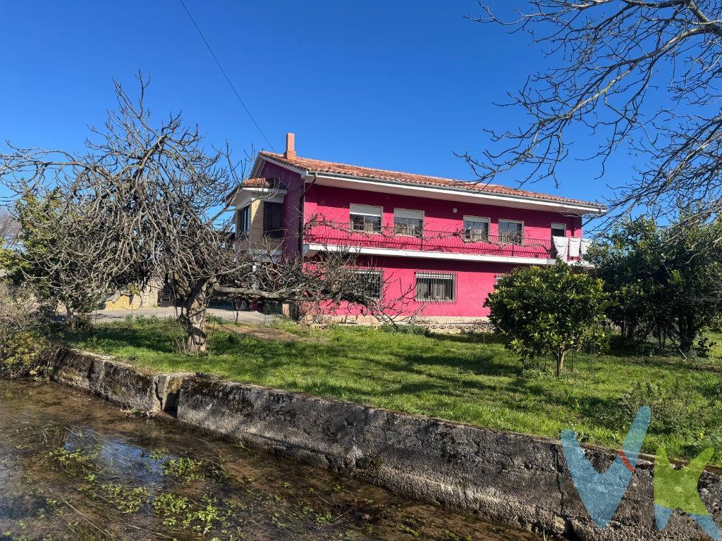 Casa junto al rio Saja con una hectárea de terreno en Cabezón de la Sal - Cantabria. Un Hogar con Encanto Rural en un entorno fluvial de extraordinaria belleza. Bien comunicado y próximo al núcleo urbano. ¿Te imaginas despertar cada mañana con el canto de los pájaros, rodeado de naturaleza, sin renunciar a todas las comodidades de estar a tan solo 2 km de Cabezón de la Sal? Esta finca te ofrece lo mejor de ambos mundos: un refugio de paz en plena naturaleza y un acceso privilegiado a todo lo que necesitas. Espacio y Luminosidad. Parcela rústica de casi 10.000 m², perfecta para proyectos agrícolas, ocio al aire libre o simplemente disfrutar de hermosas vistas. Un edificio de 388 m² útiles, distribuido en dos plantas más un interesante espacio en el bajo cubierta. 154 m² útiles de vivienda, distribuidos en una acogedora cocina con sala de estar contigua, dos baños, cinco dormitorios y una soleada balconada de 14 m² con maravillosas vistas. 234 m² de espacios diáfanos de uso agrícola listos para reciclar y ampliar tu proyecto de vida.   Una casa rodeada de más de 9.000 m² de terreno fértil y llano como la palma de la mano. Ubicación Inmejorable. Junto al rio y uno de los molinos fluviales más icónicos de Cantabria. En la misma puerta del Parque Natural Saja-Besaya.  A dos minutos en coche de Cabezón de la Sal y menos de 20 minutos de Comillas y Torrelavega. Junto a todo tipo de servicios, como ferrocarril autopista, supermercados, restaurantes, centro de salud, etc.). En definitiva, a las puertas de la playa, del monte, de vías de comunicación y de todo tipo de comodidades. Calidad de Vida y Posibilidades:. La casa está en perfecto estado para entrar a vivir, su tejado acaba de ser rehabilitado. Dispone de calefacción y está lista para que la personalices a a tu gusto. Sus amplios espacios, tanto interiores como exteriores, permiten soñar con diferentes proyectos: desde un negocio rural hasta una gran vivienda familiar. Si buscas privacidad, confort y un entorno natural sin renunciar a la proximidad de servicios, esta casa es una oportunidad única. Gastos de la transacción:. Compra sujeta al Impuesto de transmisiones Patrimoniales. El adquiriente deberá hacerse cargo del coste de la escritura y su inscripción en el Registro de la Propiedad. 