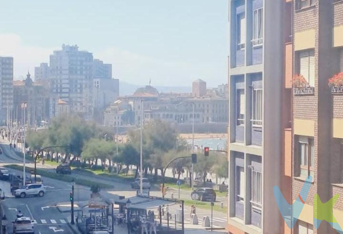 Si valoras vivir junto al mar, y que desde casa puedas ver un trozo de la playa, para saber si hay marea alta o baja, y además busques una vivienda en la que puedas entrar a disfrutar de ella sin necesidad de demasiadas reformas, esta puede ser tu oportunidad. La vivienda proyecta sus vistas hacia la calle Ezcurdia desde el salón,  también la cocina, desde donde se divisa la playa, y por otra parte, las habitaciones proyectan sus vistas al patio de manzana que se forma junto con los edificios de la calle La Playa, Marques de Casa Valdés y la zona deportiva del colegio San Vicente. Las habitaciones al estar orientadas hacia el sur, y ser el patio enorme, son especialmente soleadas.La vivienda tiene dos baños. .La calefacción es folio radiante, lo que genera un calor muy confortable. Las ventanas son de pvc ideal en un entorno marino.El vecindario está compuesto de 10 vecinos, configurándose por 2 pisos nada más por planta.La vivienda no dispone de barreras arquitectónicas ni en el portal , el ascensor es amplio al tratarse de 6 plazas, lo que permite acceder cómodamente tanto para carritos de bebés o silla de ruedas, y el baño no tiene peldaños.Esperamos que esta preciosa vivienda te guste tanto como a nosotros, y que si das el paso a vivir en ella, seas tan feliz como lo han sido sus propietarios en esta vivienda.Llámanos, estaremos encantados de ayudarte