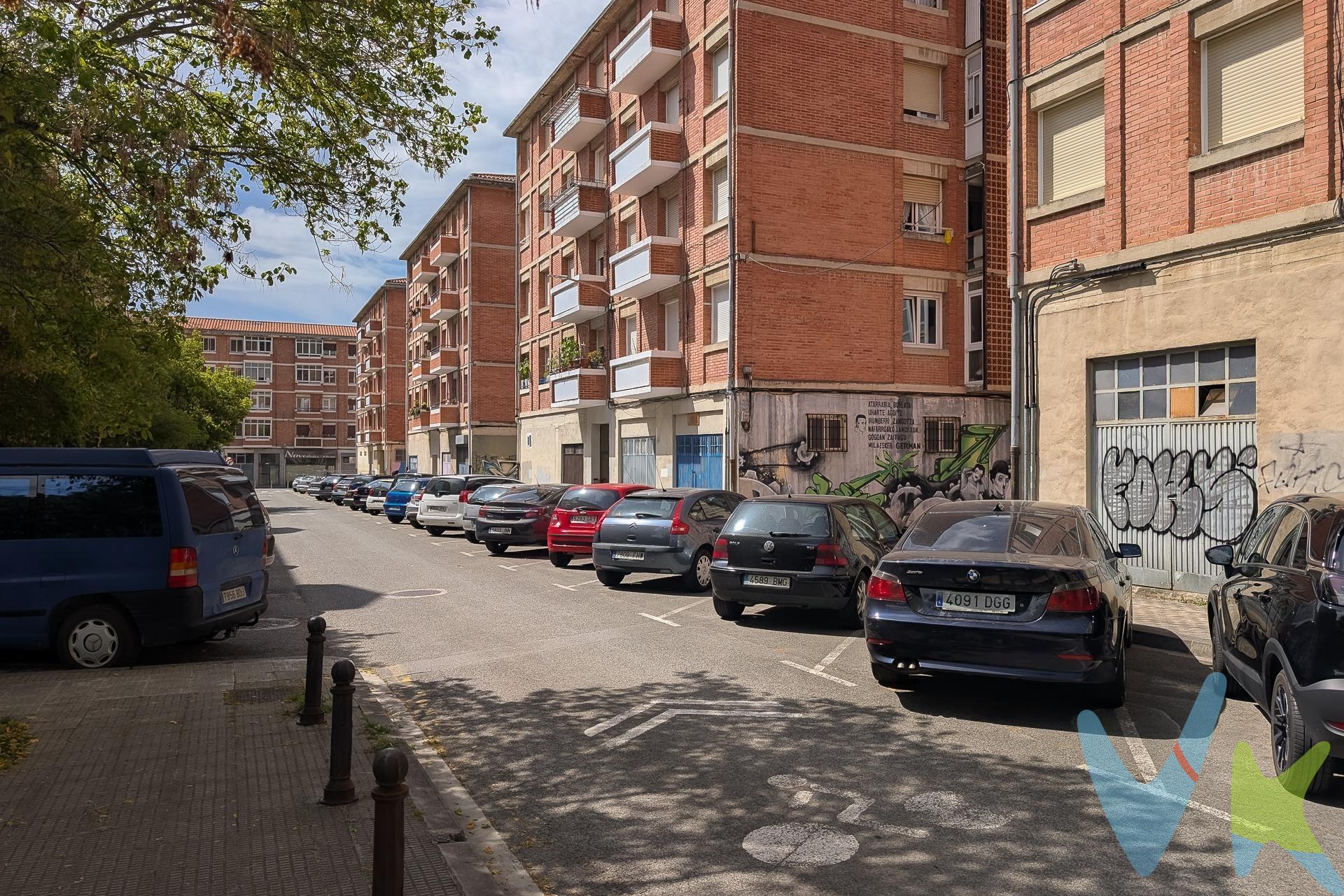 Si estás buscando una vivienda en la zona más céntrica de Villava, con todos los comercios y servicios en la puerta de casa, esta vivienda te encantará. Se trata de una vivienda luminosa, exterior, que no requiere de reformas para entrar a vivir y que se encuentra distribuida en amplios espacios. Situada en la zona más comercial del pueblo, aquí podrás disfrutar de mucha calidad de vida por sus calles siempre con ambiente, amplias zonas verdes de paseo y muy buena comunicación con el centro de Pamplona. En la comunidad de la que forma parte se ha realizado recientemente una obra de mejora energética que ha reducido el consumo y coste de calefacción y ACS. Dichas obras han sido financiadas por parte de la comunidad, subrogándose el comprador en la financiación de las mismas.