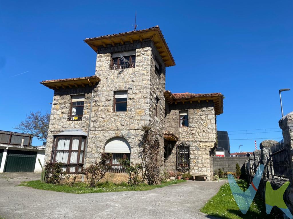 ¡Una joya única en pleno corazón de Torrelavega!  En el centro de Torrelavega, pero envuelta en una privacidad absolutamente exclusiva, se alza esta espectacular casa de piedra independiente, una propiedad con carácter propio y un diseño que no deja indiferente. Su presencia imponente y su estilo atemporal la convierten en una vivienda realmente especial.  Con casi 200 m² de vivienda principal, ofrece amplitud, comodidad y múltiples posibilidades para adaptarse a tu estilo de vida. Cada estancia respira personalidad, y el precioso torreón auténtico emblema de la casa puede convertirse en tu refugio personal, un espacio íntimo para desconectar o dar rienda suelta a tu creatividad.  Aunque la vivienda está habitable, una actualización te permitiría transformarla en la casa de tus sueños, potenciando aún más su encanto y su enorme potencial.  La ubicación es inmejorable: en Torrelavega, con todos los servicios a un paso y excelentes comunicaciones tanto por carretera como por tren.  El exterior es otro de sus grandes atractivos. Su amplio y precioso jardín invita a disfrutar de momentos inolvidables con familiares y amigos. Además, cuenta con una espaciosa bodega, ideal para reuniones, un garaje con capacidad para tres vehículos y una zona adicional de almacenamiento.  No dejes pasar la oportunidad de descubrir una vivienda tan especial. Ven a visitarla. Te enamorarás nada más cruzar la puerta!. No incluidos gastos de gestión al comprador del 1% + IVAGastos e Impuestos no incluidos en el precio. Compra sujeta a ITP. El comprador se hará cargo de los costes de la escritura e inscripción en el Registro de la Propiedad.Más información sobre transparencia, impuestos, gastos y condiciones de compraventa en nuestra web www.activanorte.com  