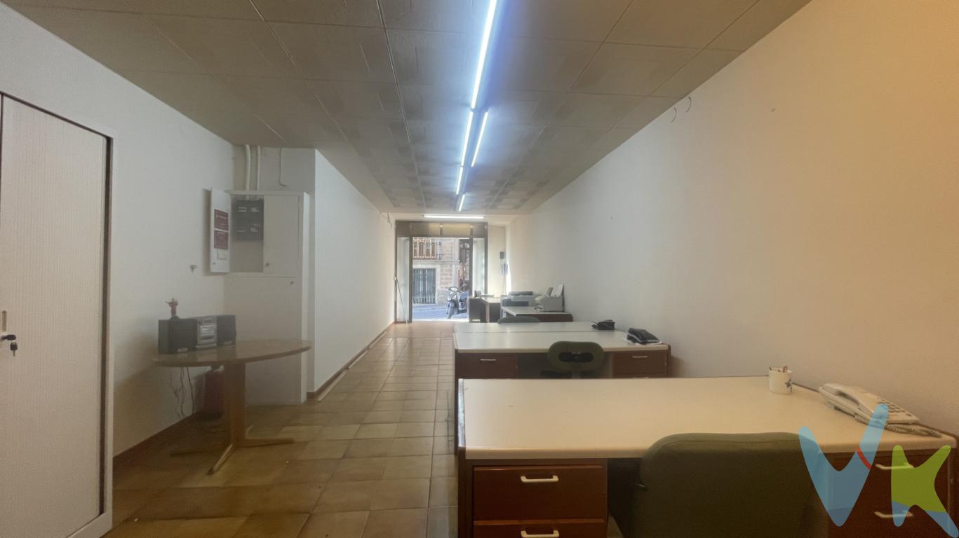 Local en venta en Barcelona, en el barrio de Gracia ubicado en la calle Mare de Deu del Coll, a escasos 100 metros de Travesera de Dalt y Plaza Lesseps, perfectamente comunicado por metro, bus y de facil acceso al centro de la cuidad y Rondas.Local en buen estado y listo para entrar dispone de 82m2 construidos (73m2 útiles) diáfano de forma rectangular y ventilado por la parte posterior a través de ventanas al pasaje Napoleò.Medidas aproximadas 3m de ancho x 26m de fondo y una altura de 3,20m Equipado con persiana metálica enrollable, cerramientos de aluminio, suelo de terrazo y un aseo.Ideal para despacho profesional, oficina productiva, espacio para actividad propiaSuministros de agua y luz dados de alta.Honorarios de venta: 5% sobre el precio final de compraventa + 21% IVA.Al precio final se deberán añadir los gastos de adquisición (ITP 10%, IVA si aplica, notaría, registro y gastos de gestión). 