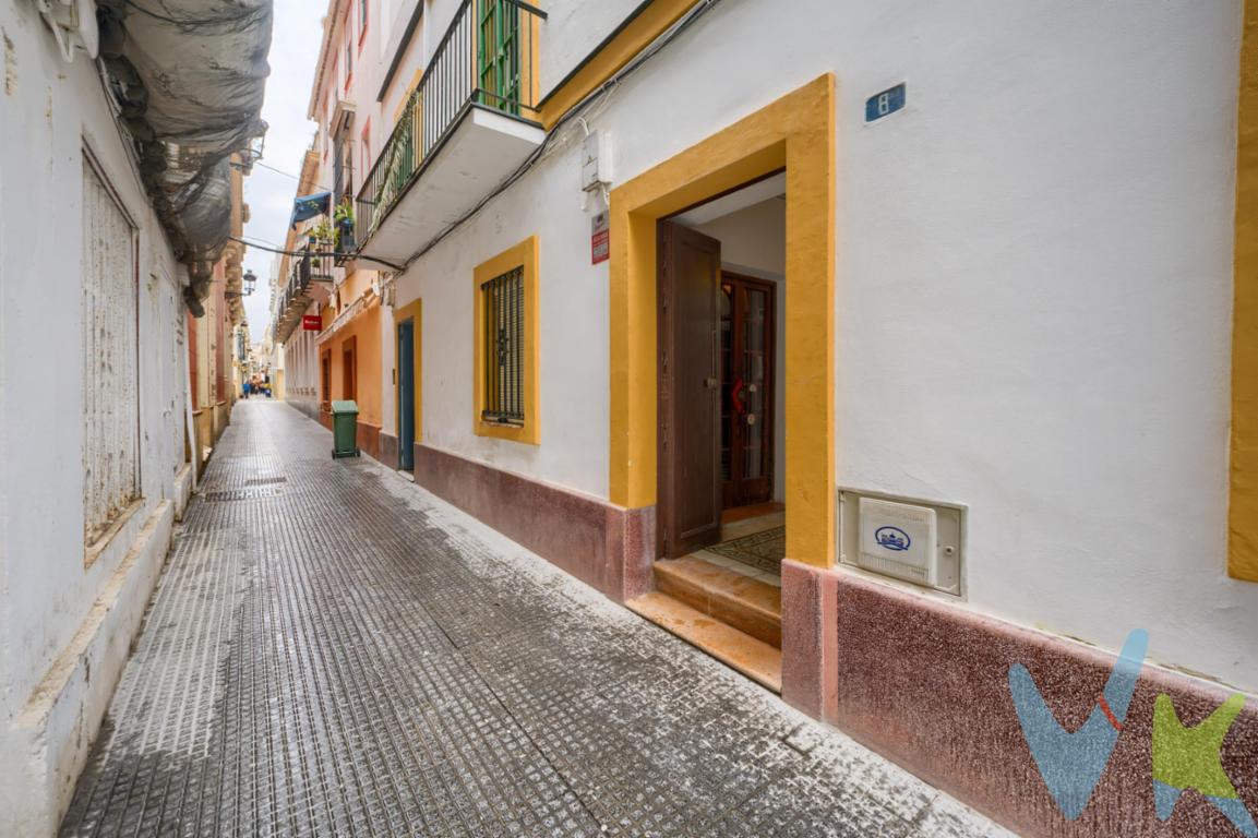 PRECIO DE VENTA: [230.000 + GASTOS] €. Oportunidad de Inversión en El Puerto de Santa María. Presentamos una propiedad con alto potencial de transformación, ideal para segregación o vivienda turística multinivel. Con 55 m² por planta, su estructura permite maximizar la rentabilidad en el corazón de la ciudad. ALGUNAS DE ESTAS FOTOGRAFIAS HAN SIDO RETOCADAS CON IA. Distribución Estratégica:. Planta Baja (Concepto Loft): Actualmente almacén con baño. Espacio diáfano perfecto para un Loft de diseño industrial con acceso directo desde la calle y techos altos. Primera Planta (Turístico): Espacio versátil para proyectar hasta 3 habitaciones independientes. Ideal para alquiler vacacional de gran capacidad o por habitaciones. Terraza con Potencial: Espacio superior ideal para crear un solárium, zona chill-out o wellness, un reclamo imprescindible para el turismo en Cádiz. Puntos Clave para el Inversor:. Plusvalía Inmediata: Cambio de uso de almacén a vivienda (sujeto a normativa). Facilidad de Reforma: Acometidas de agua y saneamiento ya existentes en planta baja. Versatilidad: Gestión como dos unidades independientes o una sola propiedad de lujo. Ubicación estratégica con alta demanda constante durante todo el año. ¡Un lienzo en blanco para tu próximo proyecto inmobiliario!. En cumplimiento de las obligaciones de información previstas en la Ley 10/2025, de 28 de diciembre, de servicios de atención a la clientela y transparencia, así como en la normativa sectorial vigente, se hace constar que el precio indicado no incluye los gastos e impuestos inherentes a la adquisición, los cuales se desglosan a continuación:. •	Impuesto sobre Transmisiones Patrimoniales (ITP): Se aplicará el tipo impositivo vigente en la Comunidad Autónoma de Andalucía, generalmente el 7% (16.100€), sin perjuicio de tipos reducidos del 3,5%, 1,2% o 1% aplicables según las circunstancias personales del comprador o las características del inmueble). El impuesto se devenga sobre el Valor de Referencia de Catastro o el precio de venta, aquel que resulte superior. •	Gastos de Notaría: Los honorarios notariales se calcularán conforme al arancel oficial regulado en el Anexo I, del Real Decreto 1426/1989, de 17 de noviembre, por el que se aprueba el arancel Notarial. •	Gastos de Registro: La inscripción en el Registro de la Propiedad se facturará según el arancel oficial establecido en el ANEXO I, del Real Decreto 1427/1989, de 17 de noviembre, por el que se aprueba el arancel Notarial. •	Gastos de Gestión (Gestoría): Los honorarios por la tramitación administrativa, liquidación de impuestos e inscripción registral ascienden aproximadamente a [545] € (IVA incluido). •	Honorarios Agencia del Vendedor: incluidos en el PVP. •	Honorarios Agencia del comprador: La agencia prestará los servicios de información, asesoramiento y acompañamiento previstos en el Encargo de Servicios y en el D.I.A. Si solicita servicios adicionales o personalizados, sus honorarios serán informados previamente, de forma individualizada y por escrito, conforme a la libertad de pactos y a la normativa vigente. NO VINCULADOS AL PRECIO DE COMPRA. Para una información exhaustiva sobre el funcionamiento, tipos impositivos y bonificaciones del ITP en Andalucía, puede consultar el portal oficial de la Agencia Tributaria de la Junta de Andalucía en el siguiente enlace:. https://www.juntadeandalucia.es/organismos/economiahaciendayfondoseuropeos/areas/tributos-juego/tributos/paginas/impuestos-cedidos-transmisiones.html; . Documento D. I. A. a disposición del consumidor según Decreto 218/2005 Junta de. Andalucía. 
