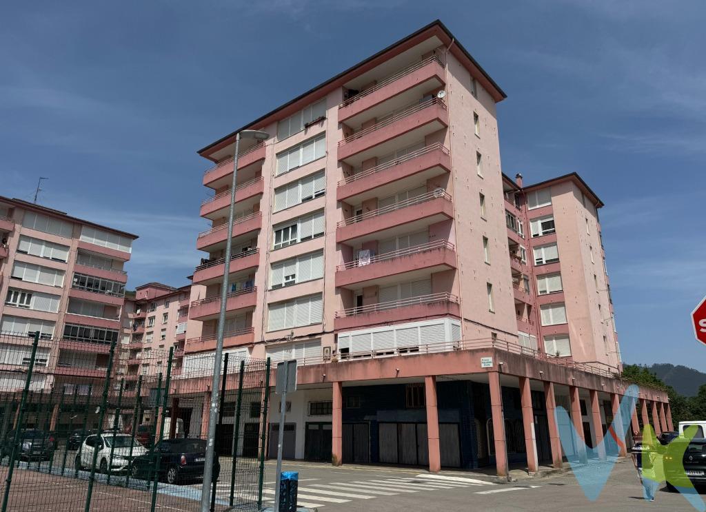 Si busca un hogar donde la luz natural y la amplitud sean las verdaderas protagonistas, esta propiedad en pleno centro es una opción excelente. Un piso diseñado para ofrecer comodidad en el día a día, con estancias despejadas y una claridad exterior inmejorable. RECORRIDO POR LA PROPIEDAD. La vivienda destaca por una distribución cómoda, funcional y muy bien aprovechada:. Salón-Comedor: Un espacio amplio, diáfano y muy luminoso, ideal para organizar la zona de estar y de comedor con total comodidad. Galería Acristalada: Un espacio independiente y muy versátil, perfecto para utilizar como zona de lectura, despacho, área de colada o rincón de relax. Zona de Descanso: Cuenta con tres habitaciones amplias, perfectas para familias, dormitorios de invitados o espacio de teletrabajo. Equipamiento Moderno: Las ventanas principales incorporan persianas eléctricas, facilitando el control de la luz y la privacidad con total comodidad. Almacenamiento Inteligente: Dispone de un práctico trastero integrado dentro del propio piso, aportando una gran capacidad de almacenaje sin salir de casa. ENTORNO Y CONECTIVIDAD. Su ubicación estratégica en el centro de la ciudad le permitirá prescindir del coche en su día a día. A pocos pasos del portal dispondrá de supermercados, comercios locales, una amplia oferta gastronómica, colegios y centros de salud. Además, cuenta con una excelente conexión de transporte público para desplazarse rápidamente por toda la región. Gastos e impuestos no incluidos. 
