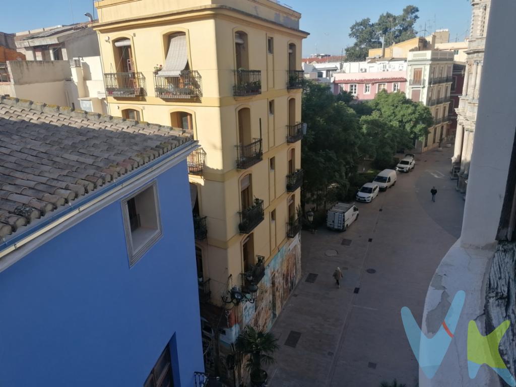 Vive en un entorno privilegiado, junto a la emblemática Plaza del Carmen, en Ciutat Vella.  Disponible para ti, este magnífico piso para reformar, con vistas a la ciudad y la Plaza del Carmen. En la calle Roteros con una vivienda por planta, en una cuarta altura CON ascensor. Dispone de 89 metros cuadrados aproximadamente, que se distribuyen actualmente en salón-comedor, cuatro habitaciones, un baño y cocina con una reforma más actual. Ventanas Climalit y calefacción por radiadores. Esta vivienda te brinda muchas posibilidades para concertirla en el diseño de tus sueños. A un paso del cauce del río, del centro de la cuidad y frente a un hotel que seguro será referente de la cuidad, en un edificio recientemente rehabilitado. No dudes en contactar con nosotros para más información y visitarla. *Gastos e impuestos no incluidos en el precio.*Este anuncio tiene carácter meramente informativo.De haber un plano, este será puramente orientativo y no vinculante. 