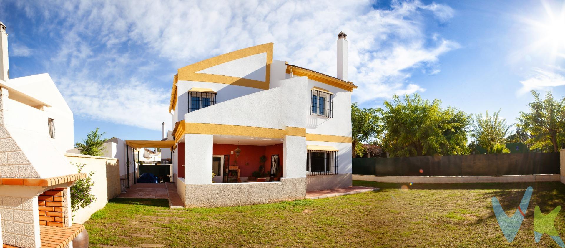 Si estás buscando una vivienda que combine una ubicación estratégica e inmejorable con la privacidad de una gran parcela, este chalet independiente es la oportunidad perfecta para tu familia. Con una ubicación excelente, zona  residencial muy tranquila y de ambiente familiar Con todos los servicios, comercios y conexiones cerca. La propiedad cuenta con una superficie de 172 metros cuadrados construidos distribuidos de forma excelente en dos plantas, todo ello asentado sobre una magnífica parcela de más de 450 metros cuadrados. La planta baja está diseñada para disfrutar de la vida diaria con total comodidad. Al entrar, un vestíbulo o hall de entrada da la bienvenida y distribuye las estancias de este nivel. Destaca especialmente su gran salón-comedor, un espacio idóneo para reuniones familiares que cuenta con el encanto y el confort de una chimenea; además, esta estancia es excepcionalmente amplia gracias a que se le unió una de las habitaciones originales de la planta, que se podría volver a hacer habitación si se quisiera ya que tiene cuarto de baño en planta baja. Este nivel se completa con una cocina independiente y funcional, y un práctico cuarto de baño equipado con plato de ducha. La planta alta se reserva exclusivamente para la zona de descanso y el bienestar familiar. Este nivel alberga un total de 4 dormitorios, todos menos uno equipados con armarios empotrados para optimizar al máximo la capacidad de almacenamiento. El dormitorio principal destaca por su privacidad al contar con su propio baño en suite, mientras que un segundo baño completo da servicio perfectamente al resto de las habitaciones de la planta. El verdadero pulmón de la propiedad se encuentra en su exterior. Su amplia parcela de más de 450 metros cuadrados rodea la vivienda, ofreciendo un oasis privado ideal para el disfrute al aire libre. El jardín cuenta además con una zona de barbacoa ya instalada, un amplio trastero y zona de aparcamiento convirtiéndose en el escenario perfecto para organizar almuerzos y celebraciones con amigos y familiares bajo el excelente clima de la zona. Además al lado de la casa cuenta con . Una oportunidad única en el mercado por su ubicación privilegiada en la calle principal, sus metros construidos y el desahogo de su gran parcela exterior. No dejes pasar la oportunidad de visitarla. ¡Contacta con nosotros hoy mismo para agendar una visita sin compromiso!. n cumplimiento de las obligaciones de información previstas en la Ley 10/2025, de 28 de diciembre, de servicios de atención a la clientela y transparencia, así como en la normativa sectorial vigente, el precio indicado no incluye los gastos e impuestos inherentes a la adquisición, los cuales se desglosan estimados o con posibilidad de calcularlos a continuación; los gastos más ajustados serán dados en el D.I.A. en la visita a inmuebles, o antes. *Gastos de Notaría: La Minuta se calculará según al arancel notarial oficial: Anexo I, del Real Decreto 1426/1989, de 17 de noviembre. Enlace:. *Gastos de Registro de la Propiedad: La inscripción se facturará según el arancel oficial: ANEXO I, del Real Decreto 1427/1989, de 17 de noviembre. Igual enlace anterior. *Gastos de Gestión (Gestoría): Los honorarios por la tramitación administrativa, liquidación de impuestos e inscripción registral ascienden de forma estimativa a [363 € aprox.] (IVA incluido), aunque depende de cada caso, y su dificultad. *Honorarios Agencia del Vendedor: incluidos en el PVP. *Honorarios Agencia del comprador: La agencia prestará los servicios de información, asesoramiento y acompañamiento previstos en el Encargo de Servicios.