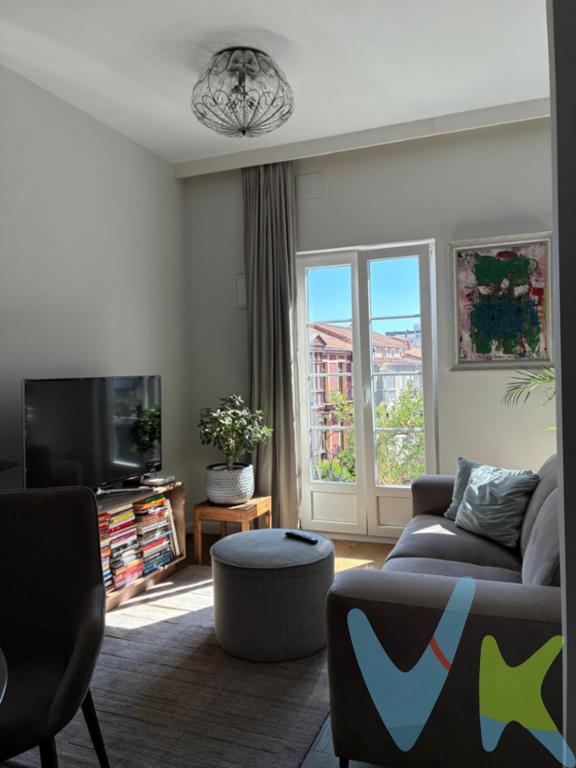 Piso en venta en la calle Cisneros, con terraza y calefacción.Distribuido en 2 dormitorios, 2 baños, cocina, 2 salones-comedor, separado en dos ambientes.Terraza de 30 m2 soleadaTrastero de 70 m2 de los cuales 12 m2 son útiles con altura de 2,50 metrosReformado en su totalidad recientemente con excelentes materialesZona tranquila, bien comunicada con el centro y rodeada de servicios. 