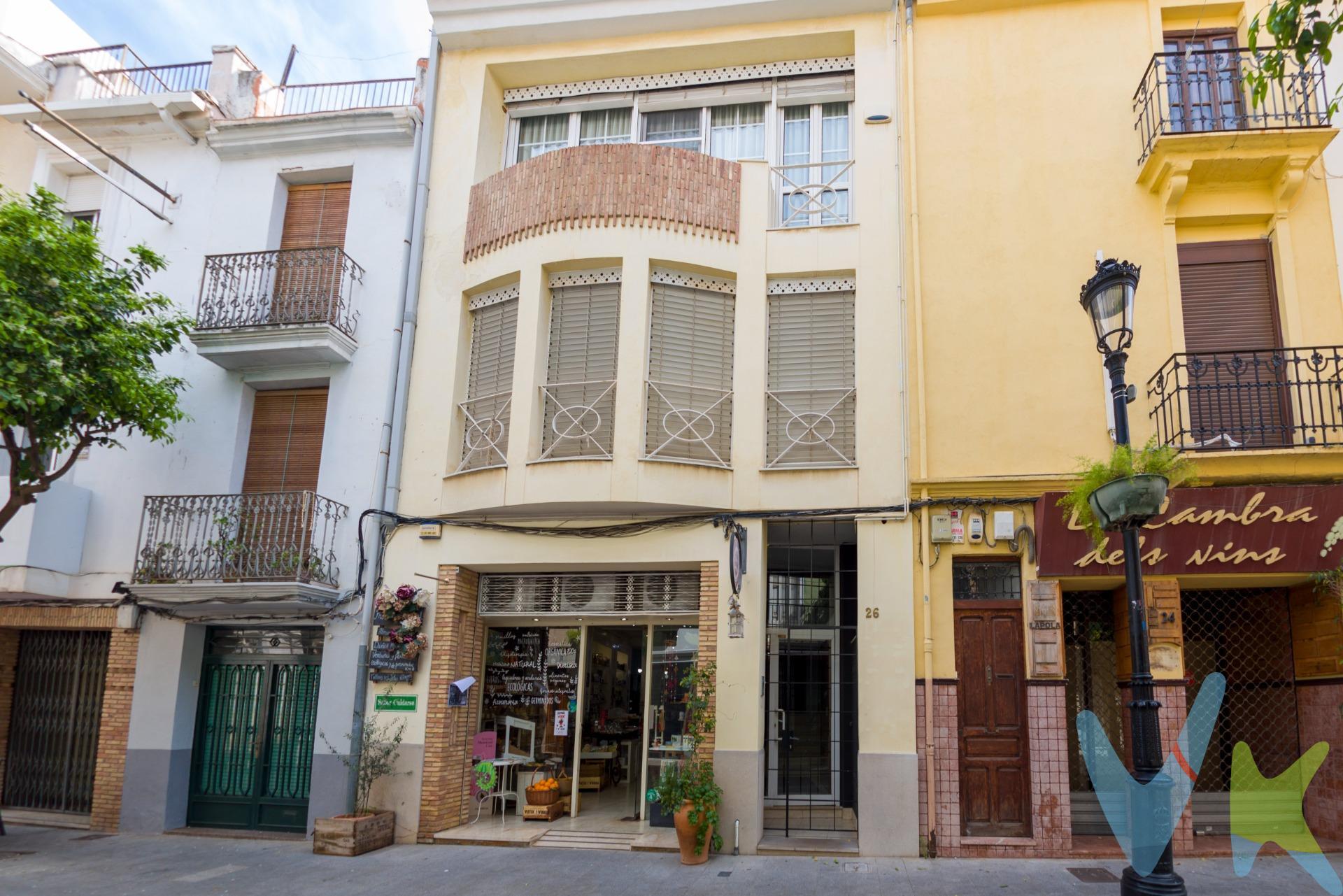 🏡✨ Vivienda en el corazón de Castellón, situada en la emblemática calle Caballeros, una tranquila calle peatonal 🚶‍♂️ que combina el encanto del casco histórico con la comodidad de vivir en pleno centro. Se trata de un primer piso con ascensor 🛗 en una finca exclusiva de tan solo dos viviendas, lo que garantiza privacidad 🤫 y un ambiente muy tranquilo. La vivienda destaca por su amplio y luminoso comedor 🛋️, que da a la calle 🌇, ideal para disfrutar de la luz natural ☀️ y del ambiente urbano. La cocina 🍳 cuenta con acceso a un práctico patio interior 🌿, perfecto como zona de desahogo o lavandería. Tiene a dos minutos andando el parking de las Aulas, donde podrá acceder a alquiler o compra de plaza de garaje. Una excelente oportunidad 🌟 para vivir en una ubicación privilegiada 📍, con todos los servicios, comercios 🛍️ y zonas emblemáticas de la ciudad. Por mandato expreso del propietario comercializamos este inmueble mediante contrato de multi-exclusiva, por el cual numerosas agencias colaboradoras, nacionales e internacionales, ofrecen esta vivienda a sus potenciales compradores, todo ello garantizando un servicio de calidad, un trato fácil, sencillo y sin interferencias de terceros, ya que la gestión es a través de nuestra agencia. *Impuestos, gastos de compraventa tales como honorarios agencia y financiación no incluidos. 