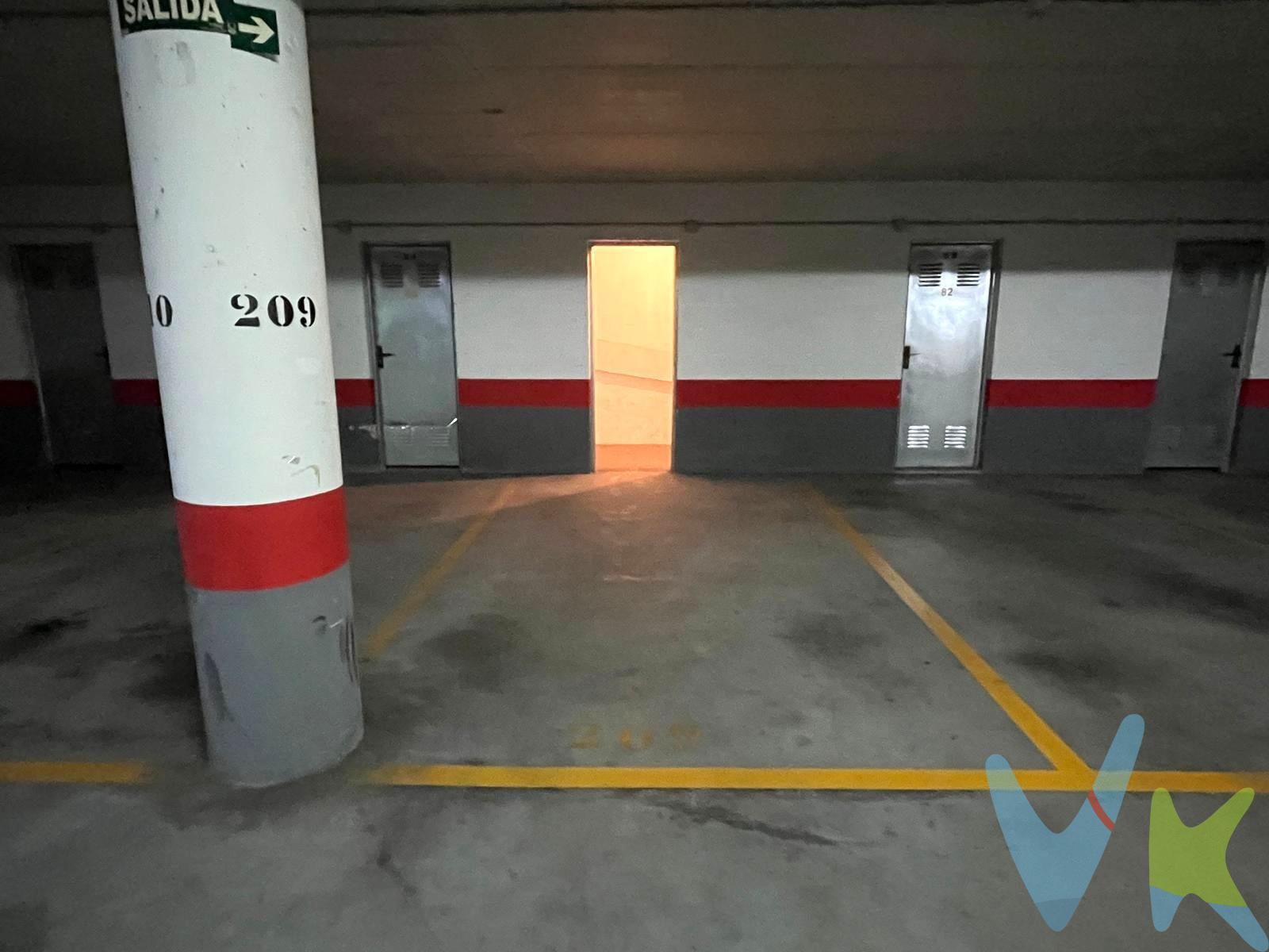 Se vende PLAZA DE GARAJE Y CUARTO TRASTERO en Plaza de los Sauces. Muy próximo a la entrada de Barañain, al Complejo Hospitalario y a la Facultad de Ciencias de la UPNA. Tiene acceso por ascensor, sin barreras arquitectónicas. Planta -2. Plaza de garaje de 11.20m² útiles y cuarto trastero de 3.5m² ubicado junto a la plaza de garaje. Amplio acceso al garaje y carriles unidireccionales para una mayor comodidad. (DATOS MERAMENTE INFORMATIVOS, SIN VALOR CONTRACTUAL. EL PVP INDICADO NO INCLUYE IMPUESTOS, GASTOS DE TRANSMISIÓN).