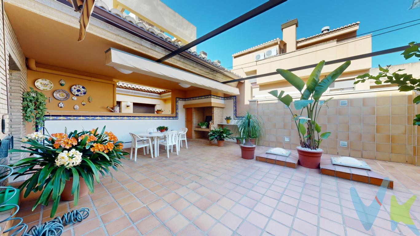 INCREÍBLE CASA DE PUEBLO CON TERRAZA Y GARAJE EN CATARROJA.Casa completamente lista para coger las maletas y entrar a vivir en ella. Ubicada a escasos metros del centro de Catarroja, de la Plaza Mayor y del Ayuntamiento.Está distribuida en tres plantas. La planta baja cuenta tanto con entrada de garaje, con capacidad para varios coches, como de entrada peatonal, ambas independientes. Se accede a través de un agradable recibidor con suelos de mármol. Este acceso te aportará privacidad, dado que se comunica directamente con la vivienda mediante una majestuosa escalera. Si continuamos por la planta baja descubrimos un espacio polivalente donde disfrutarás de reuniones y celebraciones familiares ya que hablamos de un espacio abierto y diáfano donde nos encontramos con barra-office, bodega, comedor amplio y zona de salón con chimenea. Y por si fuera poco además la planta cuenta con un baño completo.En la primera planta se ubica la principal de la vivienda. A través de una imponente escalera de mármol y madera, accederás a la primera planta destinada a la zona de día distribuida con salón con chimenea, comedor privado y cocina con zona para comer con salida a terraza. Además, la planta cuenta con una habitación que actualmente hace la función de despacho, un aseo y cuarto de lavandería. Pero lo más importante de esta planta es la impresionante TERRAZA de más 45 m2 que tiene acceso desde la cocina donde podrás disfrutar de momentos inolvidables al aire libreSiguiendo por la impresionante escalera accedemos a la última planta donde encontramos la zona de noche con un total de 3 habitaciones y dos baños. La habitación principal destaca por sus dos increíbles vestidores, su baño en suite y su balcón privado, todo pensado para disfrutar cómodamente de tu intimidad.La casa se construyó en el año 1986 con todo lujo de detalles y con materiales de máxima calidad. Destacando los suelos de mármol, maderas nobles, multitud de armarios de almacenamiento, aire acondicionado, terraza con barbacoa y toldo extensible,  .todo lo necesario para vivir cómodamente.Si te interesa, esta es tu oportunidad de entrar a vivir en una increíble casa de pueblo sin necesidad de hacer NADA. ¡Llámanos!Por mandato expreso del propietario comercializamos este inmueble mediante contrato de multiexclusiva, por el cual numerosas agencias colaboradoras, nacionales e internacionales, ofrecen esta vivienda a sus potenciales compradores, todo ello garantizando un servicio de calidad, un trato fácil, sencillo y sin interferencias de terceros. Por este motivo, se ruega no molestar al propietario, a los ocupantes de la propiedad, a los vecinos o conserjes del edificio o urbanización si los hubiera. Muchas gracias por su comprensión.La descripción del presente inmueble e imágenes tienen mero carácter informativo y en ningún caso carácter contractual, pudiendo ser modificados por la agencia inmobiliaria sin que ello implique responsabilidad alguna frente a terceros. No incluidos en el precio impuestos, gastos de notaría, registro ni honorarios de la agencia. Esta propiedad se pone a la venta con toda la documentación comprobada y en regla, por lo que ofrecemos GARANTIAS a los compradores.