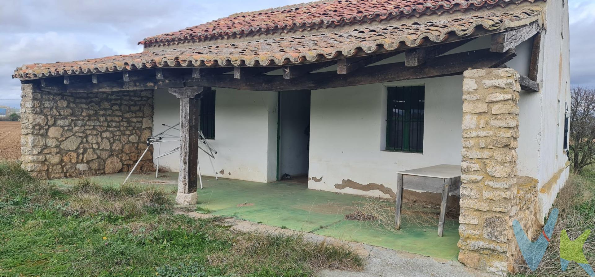 Descubre esta excepcional finca rústica de regadío ubicada en Cubillas de Santa Marta, Valladolid. Esta propiedad abarca casi 6 hectáreas de terreno llano y bien definido, ideal para el cultivo diversificado gracias a su fértil suelo que anteriormente albergó un huerto frutal. La finca incluye una casa que requiere reforma integral, ofreciendo la oportunidad perfecta para personalizar tu hogar rural según tus preferencias. Además cuenta con amplias instalaciones como nave agrícola y piscina; perfectas para disfrutar del entorno natural durante los días soleados. Dotada de dos pozos junto a un arroyo y adyacente al río, facilita el sistema de irrigación necesario para mantener cualquier tipo de producción agrícola deseada o simplemente disfrutar del paisaje sereno que ofrece este lugar único.