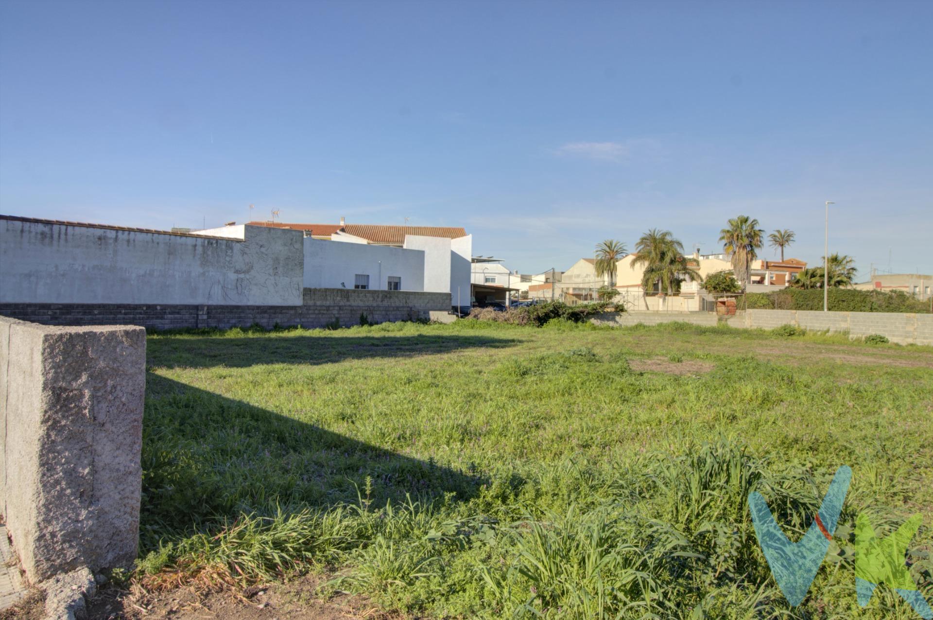 Descubre este magnífico solar de 1000 m², enclavado en el casco antiguo de la playa de Almenara, a tan solo un minuto de la orilla. Con triple acceso desde tres calles . Se trata de un solar urbano, la base perfecta para desarrollar el proyecto que siempre has soñado en una ubicación inmejorable. ¡Una inversión excepcional en una zona vibrante y en constante crecimiento! . Los impuestos, gastos de notaría, registro y honorarios de agencia no están incluidos en el precio de venta. INMOBILIARIA QUASABLANQUA está inscrita en el Registro de Agentes de Intermediación Inmobiliaria de la Comunidad Valenciana RAICV. El barrio marítimo de Almenara, conocido como Casablanca, tiene una playa galardonada con Bandera Azul y todos los servicios para vivir todo el año, como farmacia, supermercado, restaurantes y centro de salud. A solo cuatro kilómetros, el pueblo de Almenara ofrece más servicios, incluyendo escuelas y tiendas. Todos los domingos, un mercado ambulante se instala en el paseo marítimo, que recorre los tres kilómetros y medio de playa compuesta por grava y arena dorada, con acceso para personas con movilidad reducida. Durante el verano, se celebran ferias comerciales, gastronómicas y actividades deportivas. Almenara, bien comunicada con Valencia y Castellón, se sitúa en la falda de la montaña del castillo, rodeada de campos de naranjos. . . . . 