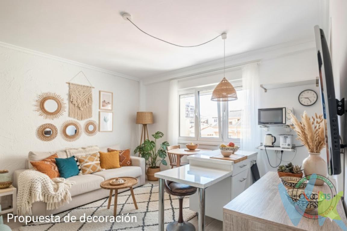  ¡Descubre tu nuevo hogar en el corazón de Gijón! Presentamos este magnífico piso en venta, ubicado en la vibrante y céntrica zona de la ciudad. Con una localización inmejorable, este inmueble promete comodidad y conveniencia, situándose cerca de todos los servicios esenciales y a pocos minutos de las zonas más emblemáticas de Gijón.Este acogedor piso dispone de 50 metros cuadrados construidos, perfectamente distribuidos para aprovechar al máximo cada espacio. La vivienda se encuentra en la segunda planta de un edificio sólido, construido en 1973, que cuenta con dos ascensores, garantizando accesibilidad y comodidad para sus habitantes.El inmueble consta de dos habitaciones, ideales para una familia pequeña, una pareja o incluso para alguien que desee tener una habitación de invitados o un espacio de trabajo adicional. Ambas habitaciones están diseñadas para ofrecer el máximo confort, con buena iluminación natural y movilidad.La sala de estar es acogedora y funcional, perfectamente decorada con muebles modernos que combinan estilo y practicidad. Este espacio se completa con una cocina amueblada con todos los electrodomésticos necesarios, lo que hace que tu mudanza sea mucho más sencilla. La cocina posee un diseño eficiente y funcional, permitiendo disfrutar de agradables momentos culinarios.Localizado estratégicamente en el Paseo de Begoña, en la zona Centro de Gijón, el piso se beneficia de una excelente conexión de transporte público. Las paradas de autobús cercanas facilitan el desplazamiento hacia cualquier punto de la ciudad, haciendo innecesario el uso del coche. Además, la proximidad a supermercados, centros educativos, restaurantes, y zonas de ocio hacen de esta opción una oportunidad única para vivir en uno de los mejores barrios de Gijón.La comunidad de vecinos es excelente, proporcionando un ambiente afable y tranquilo. Además, el inmueble ha sido mantenido en excelentes condiciones, ofreciendo un entorno limpio y seguro. Las áreas comunes del edificio han sido cuidadas con esmero, garantizando un alto nivel de vida para todos los residentes.Este piso amueblado está listo para mudarse de inmediato, eliminando cualquier preocupación adicional sobre la adquisición de mobiliario o la renovación del espacio. Cada rincón ha sido decorado con gusto, pensando en el bienestar y la comodidad del futuro propietario.El mercado en la zona está en constante movimiento, y las propiedades similares no suelen estar disponibles por mucho tiempo. Esta es tu oportunidad de adquirir un piso que combina ubicación, equipamiento y precio de manera inigualable. No dejes pasar esta ocasión única de vivir en pleno centro de Gijón, con todas las facilidades que esta ubicación ofrece.Contacta con nosotros hoy mismo para agendar una visita. Estamos seguros de que, al conocer esta vivienda, quedarás impresionado por todo lo que tiene para ofrecer. Aprovecha la ocasión para hacer de este piso tu nuevo hogar y forma parte del pulso urbano que la ciudad de Gijón tiene para ti. No esperes más, tu nuevo hogar te está esperando.En el precio final no están incluidos el Impuesto de Transmisiones Patrimoniales, ni los Gastos de Notaría y registro
