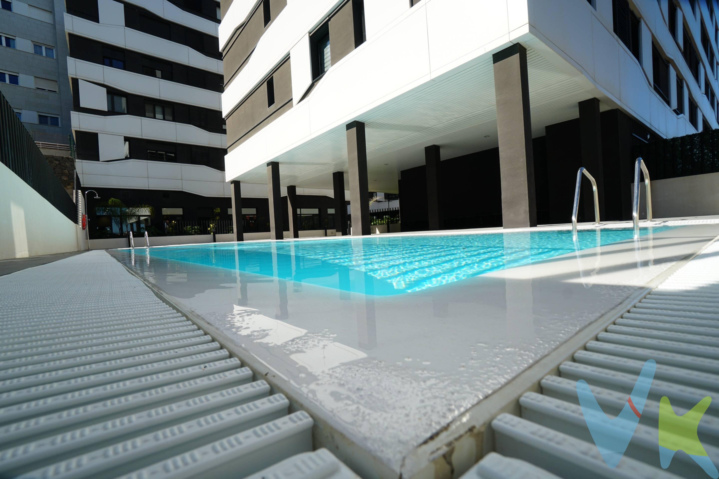¡Descubre tu nuevo hogar en este exclusivo piso a estrenar con todas las comodidades que siempre has soñado! Con 4 habitaciones espaciosas, 2 baños elegantes, un acogedor salón, y una cocina moderna y funcional, este inmueble es la combinación perfecta de confort y estilo. Ubicado estratégicamente cerca del Hospital Doctor Negrín, este piso ofrece la tranquilidad de tener atención médica cercana. Además, su proximidad a la famosa playa de Las Canteras te brinda la oportunidad de disfrutar de días soleados y relajantes momentos frente al mar. ¿Te encanta ir de compras? Este hogar se encuentra a pocos minutos de reconocidos centros comerciales, donde podrás encontrar una amplia variedad de tiendas y opciones gastronómicas. Los colegios cercanos hacen de esta ubicación una elección ideal para familias, asegurando una educación de calidad para tus seres queridos. La excelente conexión de transporte facilita desplazarse por la ciudad, permitiéndote aprovechar al máximo todo lo que este lugar tiene para ofrecer. Además, contar con un garaje y trastero proporciona la comodidad que necesitas para almacenar tus pertenencias de manera segura. ¿Te preocupa mantenerte en forma? No hay problema. Este complejo residencial incluye un gimnasio totalmente equipado, para que puedas mantener tu rutina de ejercicios sin salir de casa. Además, podrás relajarte y disfrutar de días soleados en la piscina, convirtiendo tu hogar en tu propio oasis privado. No pierdas la oportunidad de vivir en este espectacular piso que combina lujo, comodidad y ubicación privilegiada. ¡Contáctanos hoy para agendar una visita y descubre tu nuevo hogar!