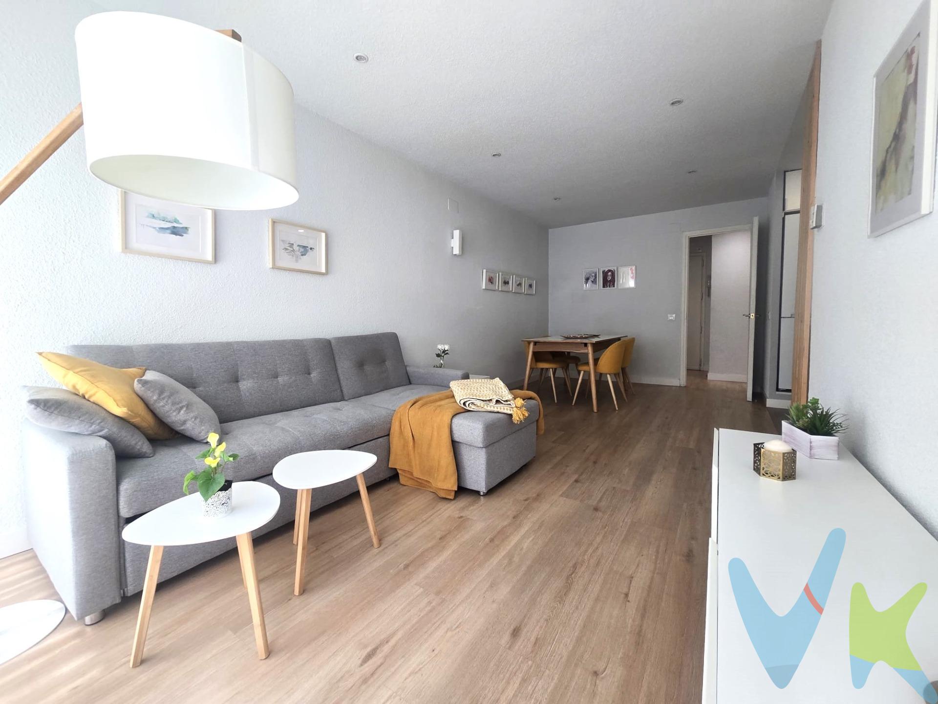 Se vende apartamento semi  reformado y amueblado, ubicado en la prestigiosa zona de Princesa. Al ingresar, nos recibe un hall con armario empotrado que optimiza cada rincón manteniendo todo organizado desde el primer momento. La propiedad cuenta con calefacción centralizada y aire acondicionado por conductos, . Destaca su amplio salón equipado con ventanales que aportan luz natural al espacio. La cocina americana está completamente equipada para maximizar la amplitud del ambiente sin perder funcionalidad ni estilo; incluye electrodomésticos modernos e instalaciones prácticas. El dormitorio viene dotado también de TV y amplios armarios empotrados, proporcionando almacenamiento eficiente sin sacrificar estética decorativa alguna. Un baño moderno completa esta vivienda elegante, ofreciendo plato de ducha junto a una mampara deslizante que facilita su uso cotidiano. La propiedad se encuentra dentro de una finca señorial que dispone doble acceso tanto desde calle Princesa como Plaza España., garantizando comodidad adicional ante cualquier situación cotidiana A esto le sumamos los servicios personalizados proporcionados por portero físico presente las veinticuatro horas así como vigilancia constante asegurando tranquilidad total a sus residentes.