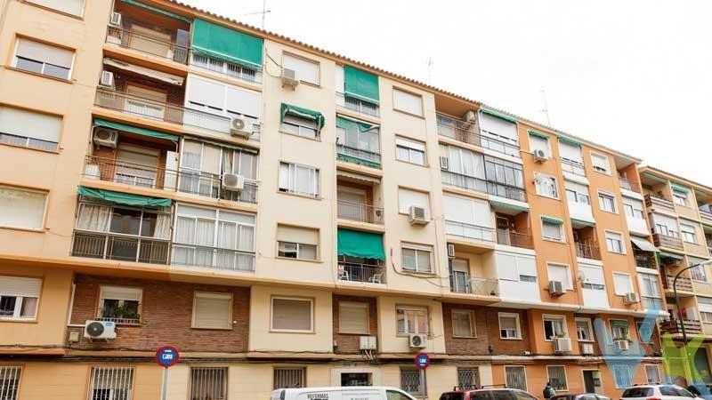 <b>AVD. SAN JOSE - c/Juan José Gárate: </b> 2ª planta de 5 con ascensor, da a un patio de manzanas amplio y muy luminoso. Salón, dos dormitorios, uno de ellos doble, cocina y un baño. No necesita reforma, actualizado, para entrar a vivir. Puerta blindada con cerradura de seguridad. Calefacción individual de gas. Suelos gres porcelánico,ventanas climalit.