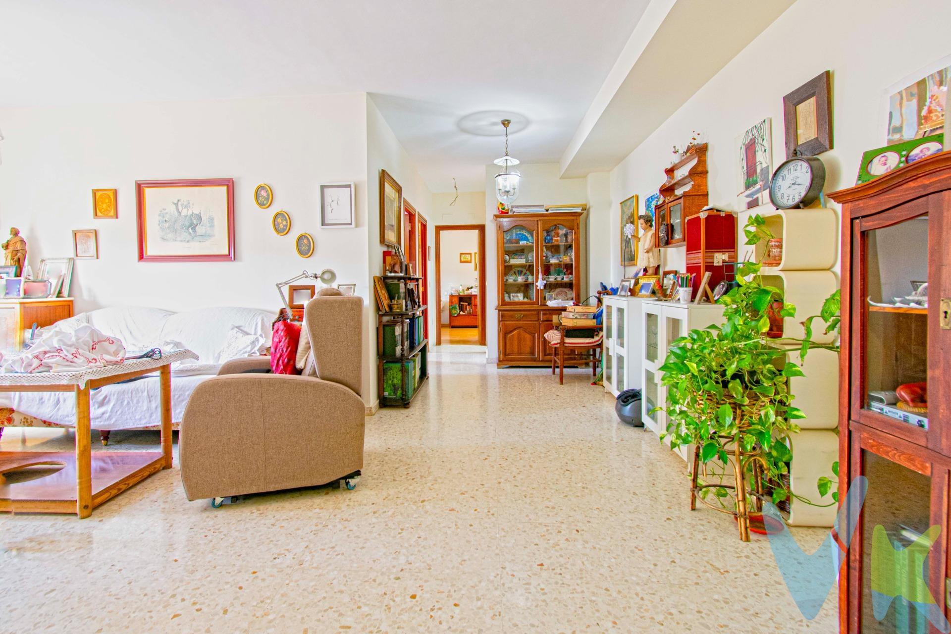 Fantástico piso en Los Bermejales con PLAZA DE GARAJE y TRASTERO!!. Amplio, acogedor y muy luminoso, este bonito piso tiene 78,79m2 útiles distribuidos en cocina independiente amueblada y equipada con electrodomésticos. Estupendo salón con gran ventanal que le aporta muchísima luz natural. Tres amplios dormitorios y un cuarto de baño completo con placa de ducha. Solería de terrazo y gres, ventanas de aluminio con doble cristal y puertas de sapeli. Situado en edificio con ascensor y azotea visitable, dentro de una bonita urbanización cerrada con zonas comunes. Magnífica orientación sur. Vivienda de VPO, consúltanos las condiciones. Ponte en contacto con nosotros y te acompañamos a visitarlo!!. Informamos a nuestros clientes que el precio de venta no incluye lo siguiente: Honorarios de la agencia inmobiliaria, Impuestos (I.T.P., I.V.A. o A.J.D., en su caso) ni otros gastos de la compraventa (gastos de Registro de la Propiedad, Notaría, Gestoría ni de posible Financiación). Documento F.I.S. a disposición del consumidor según Decreto 218/2005 Junta de Andalucía.