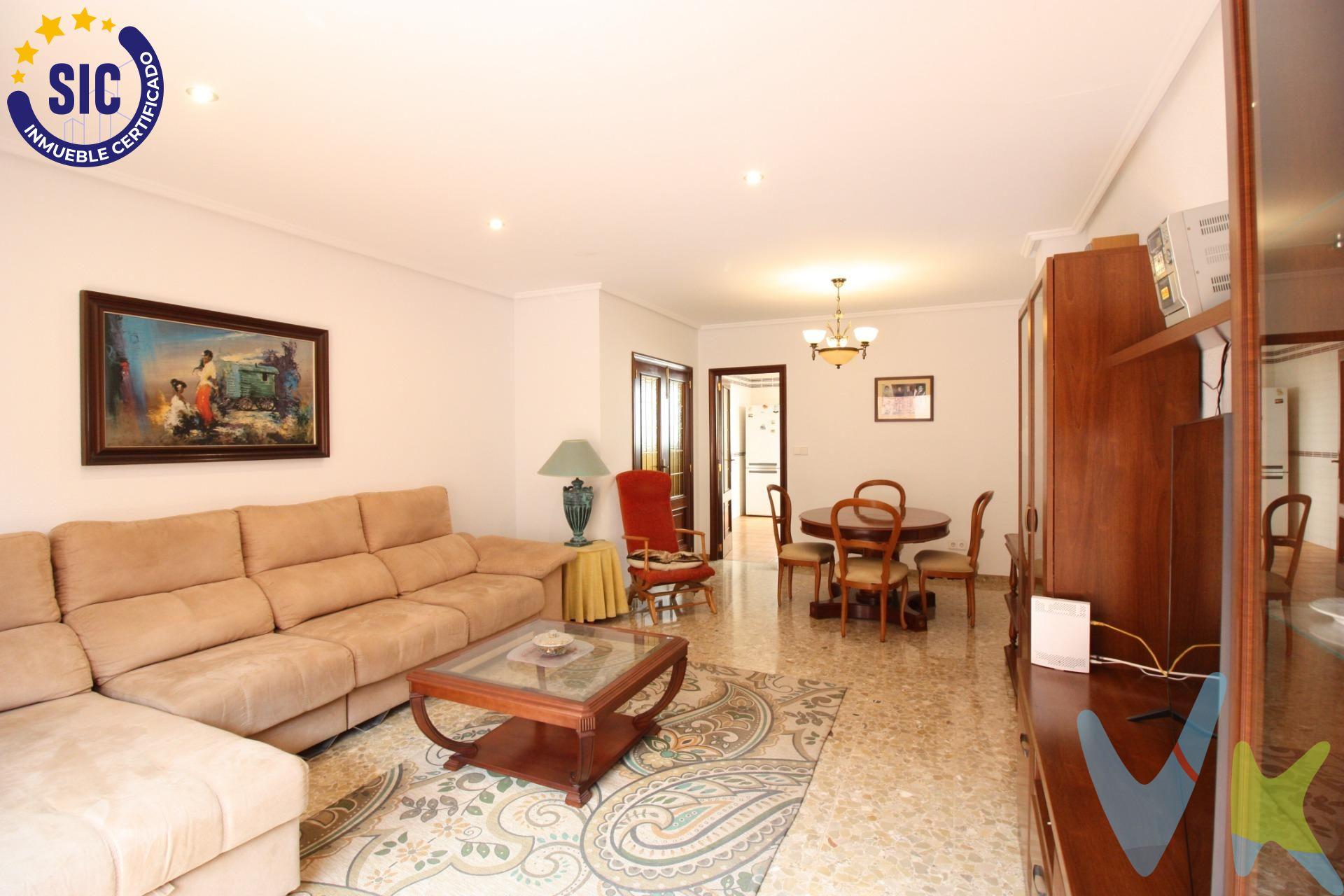 Se ofrece magnífica vivienda unifamiliar situada en el corazón de Meliana, distribuida en tres alturas ideal tanto para uso residencial como para inversores o profesionales que busquen un espacio versátil y bien ubicado. Planta baja: Espacioso garaje privado con capacidad para hasta cinco vehículos, con fácil acceso desde la calle. Perfecto también como zona de almacenamiento o incluso para uso comercial. Primera planta: Vivienda principal completamente habitable. Dispone de un luminoso salón-comedor desde donde podrás salir a un balcón escepcional, cocina independiente con salida a una gran galería con lavadero, tres habitaciones, una de ellas con baño en suite, además de un baño adicional completo en el pasillo y una hermosa terraza para esas noches de verano. La venta de esta vivienda se gestiona mediante contrato de exclusiva compartida, lo que permite trabajar con más de 150 inmobiliarias, garantizando la máxima difusión y profesionalidad en el proceso de venta. Los gastos derivados de la compraventa, como los de notaría, registro y honorarios, no están incluidos en el precio. Inmueble sujeto a período de transparencia. Segunda planta: Espacio diáfano por reformar, ideal para ampliar la vivienda, crear una segunda residencia independiente, zona de trabajo o cualquier otro proyecto a medida. Tercera planta: Espectacular terraza del tamaño de toda la planta, perfecta para disfrutar del aire libre, instalar una zona chill-out, solárium o jardín urbano. La propiedad ofrece una base sólida y muchas posibilidades para adaptarla a diferentes estilos de vida o necesidades profesionales. Excelente ubicación dentro de Meliana, con todos los servicios y transporte a poca distancia. En su ubicación cabe destacar que se encuentra a tan solo 6km de La Pobla de Farnals y cerca tambien del metro. Entra en nuestro tour virtual y disfruta: https://my.matterport.com/show/?m=8ky4QSc2pDU. 