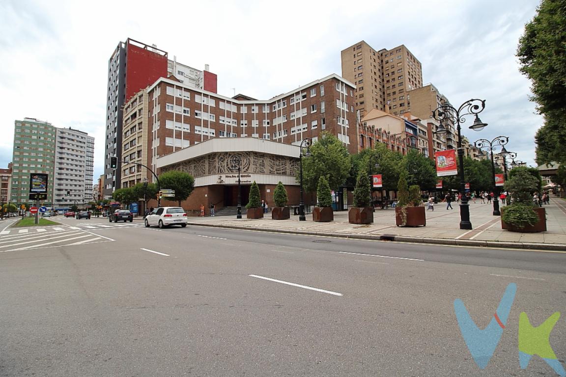 Oportunidad única en el corazón de Gijón. Se presenta este atractivo piso de dos dormitorios, baño completo y cocina, perfecto para pequeños familias, como inversión o para disfrutar de una segunda residencia en la ciudad..Pero lo mejor de esta propiedad es su ubicación y el estado de su edificio. Se encuentra en una zona privilegiada, a un paso de la Plaza de Europa y el Parque de Begoña, lo que te permitirá disfrutar de toda la oferta comercial, de ocio y de las zonas verdes más emblemáticas de la ciudad sin necesidad de usar el coche.Además, el edificio ha sido completamente reformado, incluyendo una nueva fachada, cuyo coste ya ha sido asumido en su totalidad por los actuales propietarios, y un portal nuevo y accesible sin barreras arquitectónicas. Esto te garantiza vivir en un edificio moderno y eficiente sin preocupaciones ni derramas futuras.Características principales:Ubicación: Centro de Gijón (junto a Plaza Europa y Parque de Begoña).Edificio reformado: Fachada nueva (pagada) y portal adaptado sin barreras.Calefacción individualExterior y con alturaCocina independiente1 baño completo2 dormitorios (exteriores)Salón exterior y luminoso.¡No dejes pasar esta oportunidad! Llámanos para visitarlo.Gastos e impuestos no incluidos en el precio. A título orientativo, en segundas transmisiones, el comprador abonará el Impuesto sobre Transmisiones Patrimoniales (ITP). Para consultar los porcentajes del ITP en Asturias puede hacerlo a través de la web oficial de servicios tributarios del Principado de Asturias https://sede.tributasenasturias.es/sites/sede/default/es_ES/Que-quieres-hacer/Transmisiones-Patrimoniales-y-AJD. La base imponible será el mayor valor entre precio de compraventa, tasación o valor de referencia catastral. Gastos de notaría y registro según aranceles variables según precio, número de copias y complejidad.El comprador escoge libremente notario. El vendedor asume la plusvalía y el resto de gastos son del comprador. Si se precisa hipoteca: Tasación, condiciones y costes bancarios según entidad elegida por el comprador; así como los gastos de gestoría y cualesquiera otros inherentes a la formalización de la compraventa. De acuerdo con la ley, no se incluyen en el precio otros gastos o tributos que legalmente correspondan al comprador. Honorarios de intermediación inmobiliaria a cargo del vendedor y honorarios de mediación inmobiliaria del 2% más I.V.A. a cargo del comprador.El consumidor tiene derecho, conforme a la normativa vigente, a disponer de información y documentación adicional relativa al inmueble y condiciones de la compraventa, accesible en la sede física de la Agencia Domingo en Avenida Hermanos Felgueroso 1 o Marqués de casa Valdés 7 bajo, de Gijón, o a través del correo electrónico info@agenciadomingo.com. La agencia actúa exclusivamente como intermediaria en la operación. Cualquier compraventa y sus condiciones quedan sujetas en todo caso a la aceptación expresa del vendedor del inmueble y a la posterior formalización del correspondiente contrato. El presente anuncio tiene carácter meramente informativo; la información suministrada se corresponde con la disponible a la fecha de publicación, pudiendo variar en función de las circunstancias o actualizaciones legales, contractuales y fiscales.   