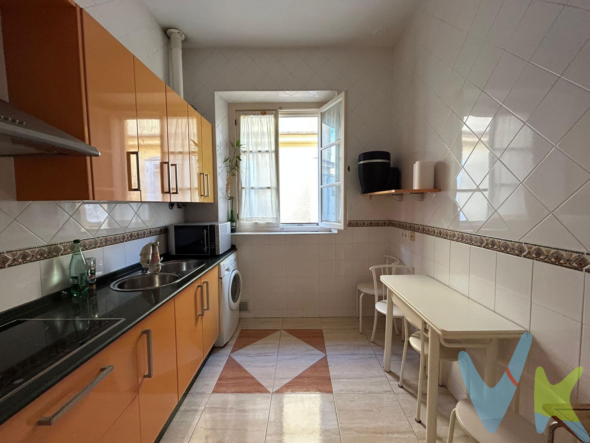¡Disfrute de un ambiente hogareño en el corazón de Cádiz!. Te presentamos esta encantadora vivienda ubicada en el casco histórico de la ciudad, ideal para quienes desean disfrutar de la tranquilidad y calidez de un hogar sin renunciar a la vitalidad de una zona céntrica. A pocos metros encontrarás el emblemático Mercado de Abastos, zona comercial, una gran variedad de restaurantes donde degustar la exquisita gastronomía gaditana y la hermosa playa de La Caleta, a solo cinco minutos a pie. El edificio, rehabilitado en 2005, tiene un Grado 2 de protección. Cuenta con ascensor y zonas comunes en perfecto estado. . La vivienda es luminosa y acogedora, dispone de un salón con cierro a la calle que conservan las contrapuertas de madera en perfecto estado, amplia cocina amueblada con gran ventana al exterior, pasillo distribuidor que conduce al dormitorio principal y al dormitorio individual, ambos con armarios empotrados, y un cuarto de baño completo con bañera. ¡Lista para entrar a vivir, llénala de alegría!. Además, cuenta con aire acondicionado en el salón, carpintería exterior e interior de madera, suelo de tarima flotante, techos altos y azotea transitable. Perfecta para vivir todo el año o para disfrutar de temporadas. Invierte en un estilo de vida único en el corazón de Cádiz. ¡Llámanos y ven a visitarla!. Por mandato expreso del propietario, comercializamos este inmueble en exclusiva, lo que le garantiza el acceso a toda la información, a un servicio de calidad, un trato fácil, sencillo y sin interferencias de terceros. Por este motivo, se ruega no molestar al propietario, a los ocupantes de la propiedad o a los vecinos. Muchas gracias por su comprensión. De acuerdo con lo prevenido en el Decreto 218/2005, de 11 de octubre, se informa al cliente que los Gastos Notariales, Registrales, impuesto de transmisiones (ITP), Honorarios de intermediación, Gastos financieros, y otros gastos inherentes a la compraventa no están incluidos en el precio. 