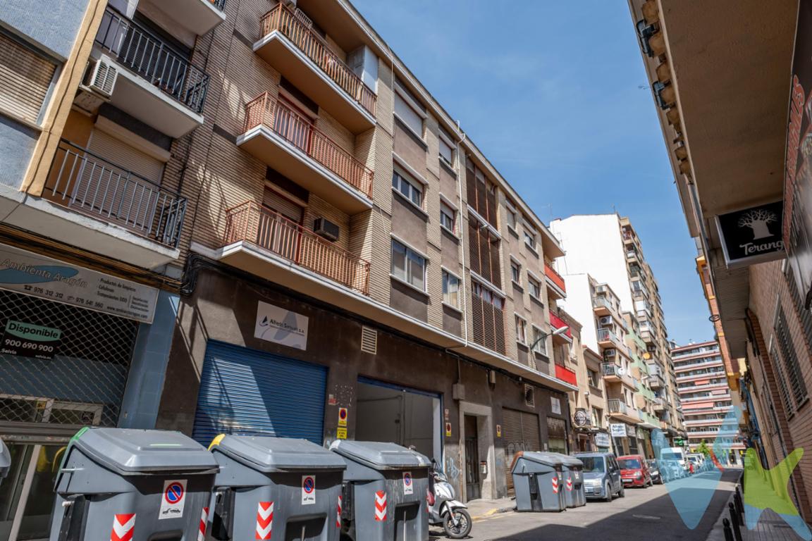 ¿Buscas una propiedad con una ubicación estratégica y gastos mínimos? Este piso en la calle Navas de Tolosa representa el equilibrio perfecto entre potencial de revalorización y funcionalidad. Tanto si eres un inversor que busca un activo con alta rentabilidad, como si eres un particular con ganas de diseñar su propia vivienda sin pagar de más, esta 2ª planta es la oportunidad que estabas esperando. - Razones para fijarte en esta propiedad:. Distribución versátil: Sus 3 dormitorios ofrecen el espacio perfecto para una familia o para maximizar el alquiler por habitaciones. Dos de ellos ya cuentan con armarios empotrados, un ahorro directo en tu futura actualización. * Luz natural y exterior: El salón dispone de un pequeño balcón a la calle, aportando esa sensación de desahogo y luz tan demandada en el mercado actual. * Cocina independiente: Ideal para quienes prefieren mantener los espacios bien definidos, evitando humos y ruidos en el resto de la casa. * Mantenimiento optimizado: Al no disponer de ascensor, los gastos de comunidad son muy reducidos, lo que garantiza una mayor rentabilidad neta para el inversor y un menor coste fijo para el residente. * Ubicación Premium: Situado en una zona consolidada, con todos los servicios a pie de calle y una excelente conexión, lo que asegura que tu inversión siempre mantenga su valor. - Un proyecto con sentido. Este piso "para actualizar" es la compra inteligente: compras a un precio competitivo y decides dónde invertir cada euro de la reforma. Menos gastos fijos, más potencial de crecimiento. Ven a verlo y descubre por qué los números (y las sensaciones) encajan. **Precio y Gastos:. En el precio de venta publicado no se incluyen los impuestos legalmente establecidos ni gastos derivados de la compraventa y de la inscripción del inmueble (I.T.P., Notaría y Registro de la Propiedad)