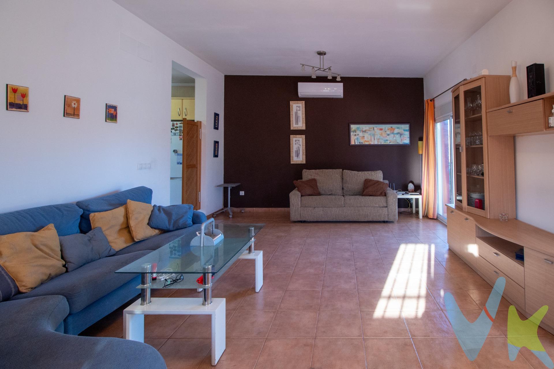 Si sueñas con vivir rodeado de naturaleza, tranquilidad y todas las comodidades, este chalet es para ti. Situado en la prestigiosa Urbanización San Cristóbal de Alberic, con vigilancia y seguridad las 24 horas, esta propiedad te ofrece un entorno seguro y sereno para disfrutar en familia. La vivienda principal se encuentra en la primera planta y dispone de dos amplias habitaciones dobles, un baño completo, un acogedor salón comedor y una cocina totalmente equipada con salida directa a una encantadora terraza, perfecta para desayunos al sol o cenas al aire libre. El confort está garantizado durante todo el año gracias a los splits de aire acondicionado instalados en ambas habitaciones y en el salón. Desde el salón se accede a dos grandes terrazas exteriores, ideales para relajarse, tomar el sol o compartir momentos especiales con amigos. Desde ellas, unas escaleras conducen directamente a la planta baja. En esta planta inferior encontrarás un amplio garaje, varias estancias por terminar que puedes adaptar a tus necesidades (zona de ocio, gimnasio, despacho…), un segundo baño completo y una estupenda barbacoa para disfrutar al máximo del buen tiempo. La parcela, con una superficie total de 2.095 m², ofrece amplios espacios exteriores, jardín, una piscina privada con terraza para disfrutar del sol, y una puerta de acceso automatizada que aporta comodidad y seguridad. Una vivienda llena de posibilidades, en un entorno privilegiado, perfecta para quienes buscan calidad de vida sin renunciar al espacio, la privacidad y la comodidad. ¡No dejes pasar esta oportunidad y ven a visitarlo!. El inmueble se encuentra certificado con el sello de ASICVAL el único sello de garantía del sector que asegura a los consumidores que las propiedades comercializadas cuentan con toda la información y documentación exigida por la normativa actual. Para más información y para programar una visita, no dude en ponerse en contacto con nosotros. Móvil 96 172 45 35. www.grupo-vive.com. vivexativa@grupo-vive.com