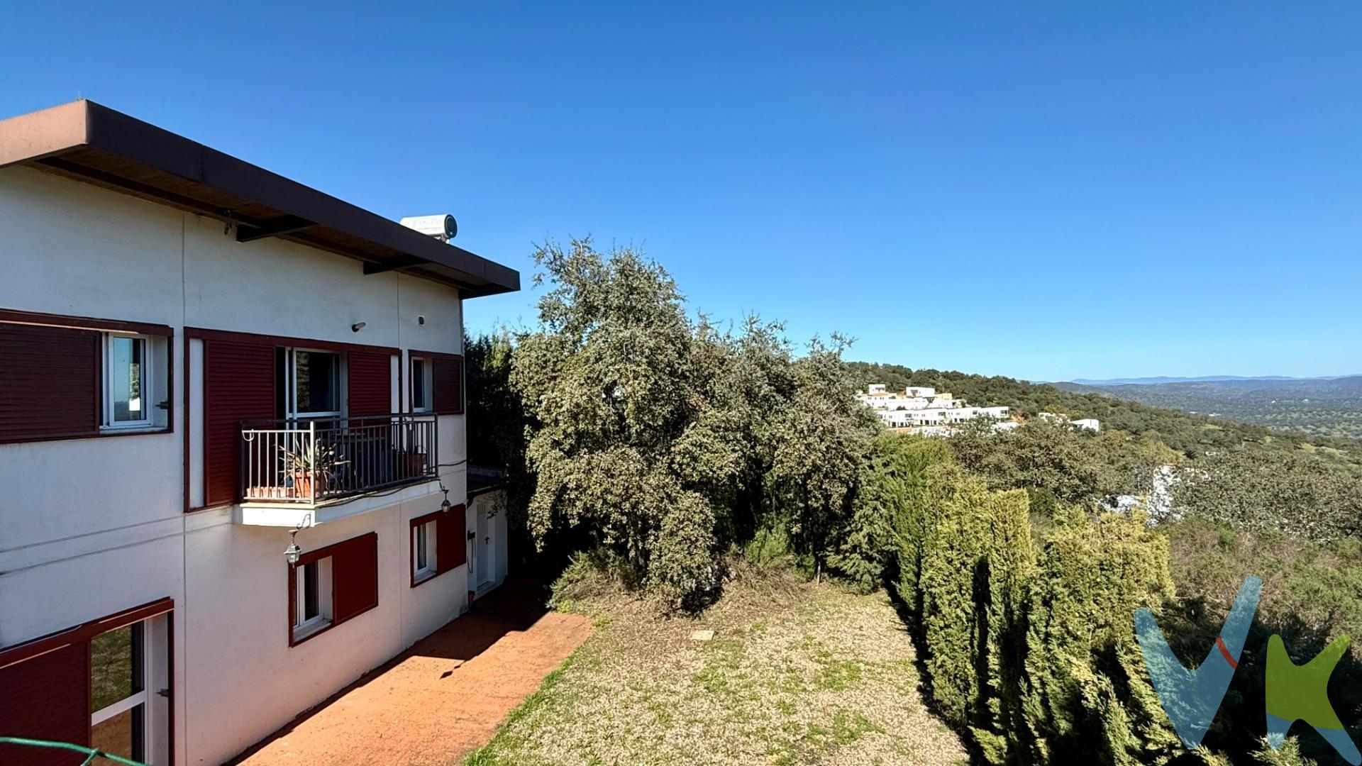 Chalet independiente en El Castillo de las Guardas. Se vende casa de dos plantas 113 m2 construido y 93 m2 útiles construido sobre una magnífica parcela de 714 m², ideal para disfrutar de privacidad, jardín, zona de piscina, huerto o incluso ampliar espacios exteriores a tu gusto. Está casa está distribuida de la siguiente forma. -Planta Alta:. Vestíbulo distribuidor. Salón-comedor luminoso con chimenea. Cocina independiente. Aseo. Escalera de acceso a planta baja. -Planta baja:. Tres dormitorios uno de ellos en suite. Dos baños completos. ✔ Parcela amplia y totalmente independiente ✔ Urbanización residencial consolidada ✔ Entorno natural, ideal como vivienda habitual o segunda residencia ✔ Vivienda finalizada en 2008 ✔ Coordinada con Catastro. En cumplimiento de las obligaciones de información previstas en la Ley 10/2025, de 28 de diciembre, de servicios de atención a la clientela y transparencia, así como en la normativa sectorial vigente, el precio indicado no incluye los gastos e impuestos inherentes a la adquisición, los cuales se desglosan estimados o con posibilidad de calcularlos a continuación; los gastos más ajustados serán dados en el D.I.A. en la visita a inmuebles, o antes. *Gastos de Notaría: La Minuta se calculará según al arancel notarial oficial: Anexo I, del Real Decreto 1426/1989, de 17 de noviembre. Enlace: https://notariared.com/calculadora-gastos-compra-vivienda/. *Gastos de Registro de la Propiedad: La inscripción se facturará según el arancel oficial: ANEXO I, del Real Decreto 1427/1989, de 17 de noviembre. Igual enlace anterior . *Gastos de Gestión (Gestoría): Los honorarios por la tramitación administrativa, liquidación de impuestos e inscripción registral ascienden de forma estimativa a [363 € aprox.] (IVA incluido), aunque depende de cada caso, y su dificultad. *Honorarios Agencia del Vendedor: incluidos en el PVP. *Honorarios Agencia del comprador: La agencia prestará los servicios de información, asesoramiento y acompañamiento previstos en el Encargo de Servicios y en el D.I.A. Si solicita servicios adicionales o personalizados, sus honorarios serán informados previamente, de forma individualizada y por escrito, conforme a la libertad de pactos y a la normativa vigente. *Si necesita Financiación, su banco le informará. *Impuesto sobre Transmisiones Patrimoniales (ITP): Se aplicará el tipo impositivo vigente en Andalucía (generalmente el 7%, sin perjuicio de tipos reducidos del 6%. 3,5%,  etc,  aplicables según las circunstancias personales del comprador o las características del inmueble). El impuesto se devenga sobre el superior entre: 1.- Valor de Referencia de Catastro; y  2.- Precio de venta. Puede calcular su situación personal en el portal oficial de la A.T. de Andalucía. enlace: https://www.juntadeandalucia.es/organismos/economiahaciendayfondoseuropeos/areas/tributos-juego/tributos/paginas/impuestos-cedidos-transmisiones.html. 