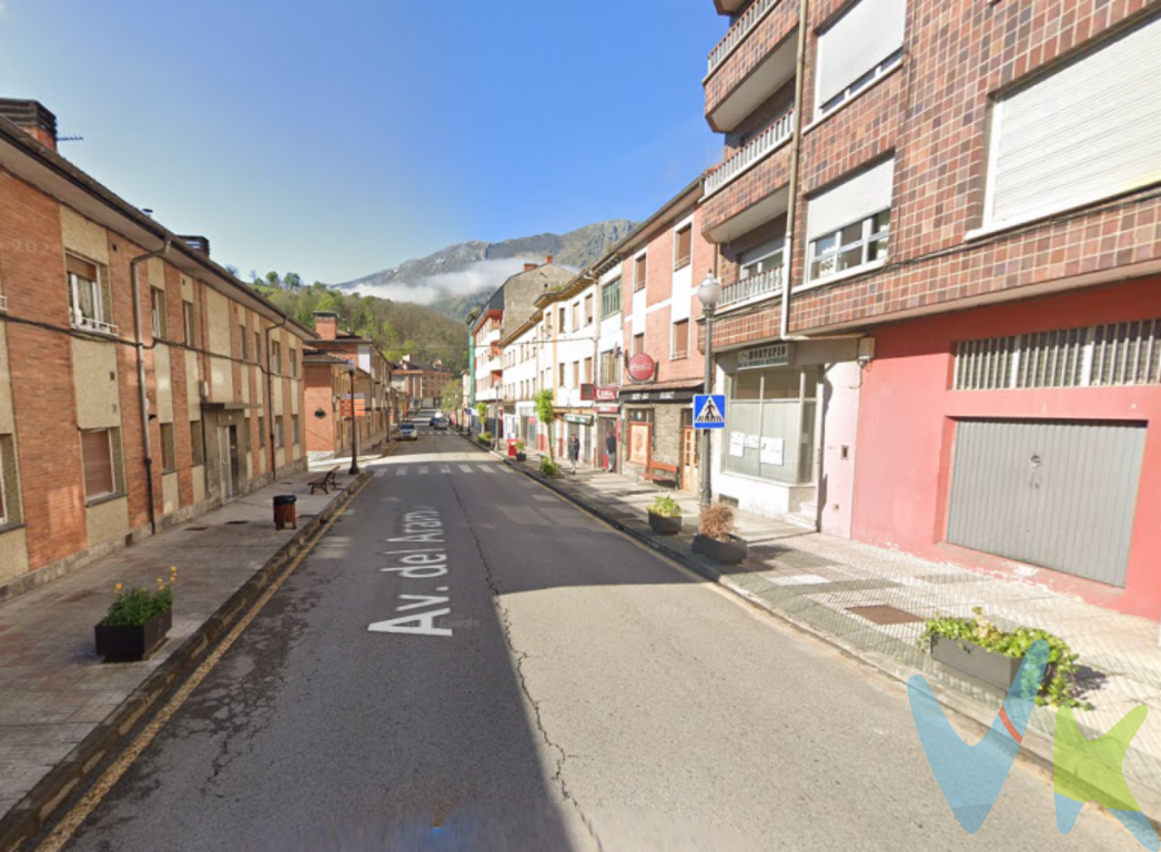 VENTA LOCAL RIOSA - ASTURIASRK IGLESIAS INMOBILIARIA OVIEDO, presenta este local diáfano en pleno centro del concejo de Riosa. Dispone de 98m2 de superficie donde se pueden dar varios  usos, ya sea plazas de garaje ( al menos 4 ), destinarlo a uso hostelero, servicios cuales quiera. Todos los servicios se encuentran  dados de alta. Su acceso a través de un portón manual  a pie de calle. No dudes en pedir mas información.  