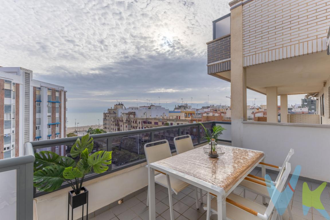 Piso con vistas al mar en Puerto de Sagunto con garaje y balcón grande.Vivienda de 98 m² en 5ª planta con ascensor, con 3 dormitorios y 2 baños, cocina independiente y un salón amplio con salida a un gran balcón de 11,56 m².Incluye plaza de garaje, está lista para entrar a vivir y cuenta con vistas al mar.Se vende vivienda en Puerto de Sagunto, ideal para quienes buscan una casa amplia, luminosa y cómoda, con una distribución muy funcional y el valor añadido de vivir en una planta alta, disfrutando de vistas despejadas y una excelente orientación.La vivienda destaca por su orientación Este/Oeste, lo que permite disfrutar de luz natural durante gran parte del día y una ventilación cruzada muy agradable.El salón-comedor es amplio y confortable, con espacio suficiente para crear zona de estar y comedor, perfecto para el día a día y para reuniones con familia o amigos.Desde aquí se accede al balcón, un espacio exterior muy generoso donde podrás colocar mesa y sillas, crear una zona de relax y aprovechar el buen clima de la zona.La cocina es independiente, práctica y funcional, con una distribución cómoda para cocinar y espacio de almacenaje.La vivienda dispone de tres dormitorios con buen tamaño, perfectos tanto para familia como para quienes necesitan una habitación extra para despacho o invitados.Además, cuenta con dos baños completos, aportando comodidad y funcionalidad en el uso diario.Entre sus calidades, destaca el suelo porcelánico, que aporta un acabado moderno, resistente y fácil de mantener.También dispone de aire acondicionado central por conductos, ofreciendo confort en toda la vivienda de forma uniforme.El piso se encuentra en muy buen estado, para entrar a vivir, sin necesidad de reformas.Como extra imprescindible, incluye plaza de garaje, aportando seguridad y evitando problemas de aparcamiento.Una vivienda completa, con balcón amplio, garaje, ascensor, buenas calidades, orientación ideal y vistas al mar, perfecta como vivienda habitual o como inversión en una de las zonas más demandadas de Puerto de Sagunto.Contacta con nosotros para más información o para concertar una visita.Calificación energética: E.REF: 4659.