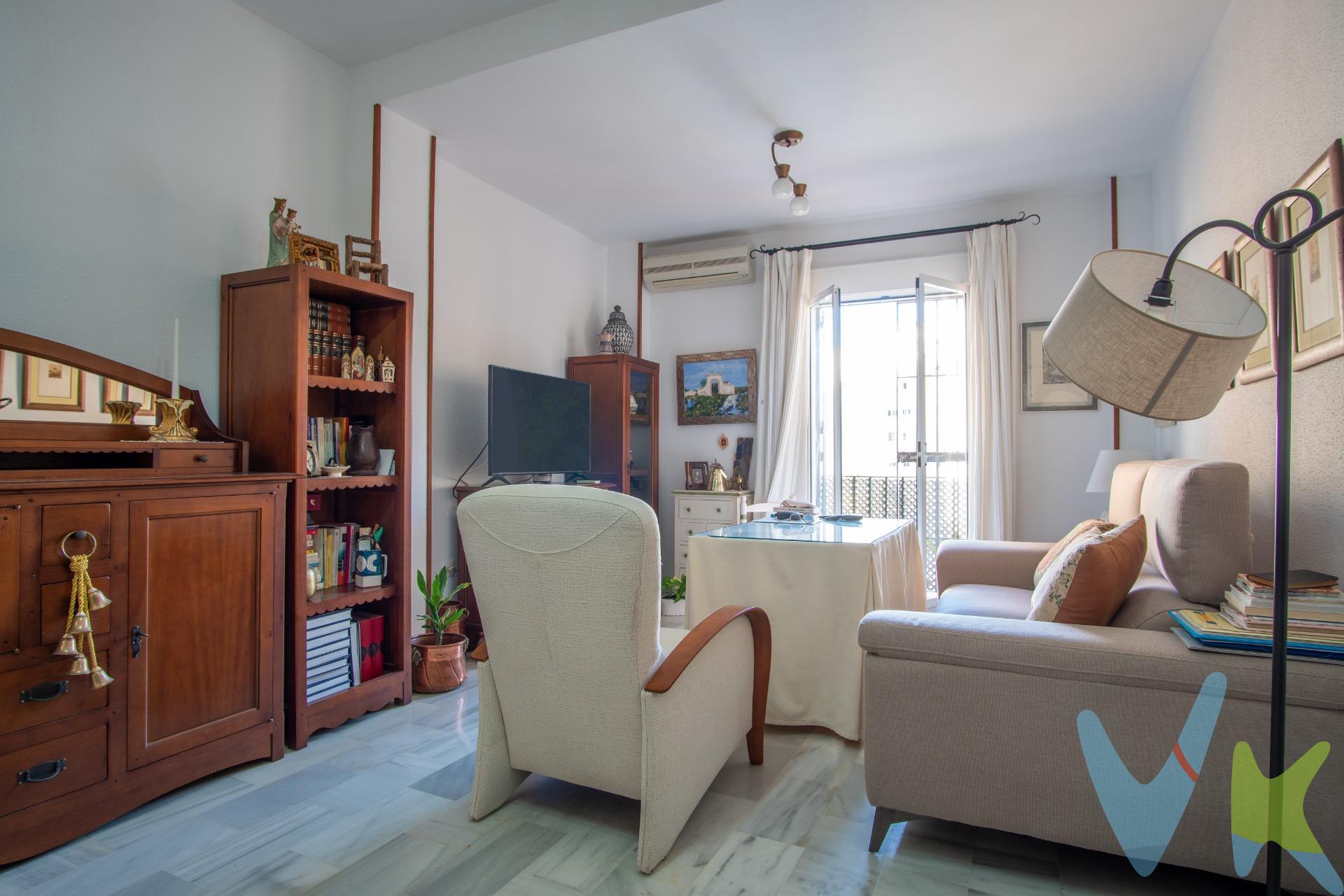 Si buscas un hogar con espacio, diseño moderno y listo para entrar a vivir, este piso tipo dúplex en primera planta es la oportunidad que estabas esperando. Ubicado en en Cobreros Nuevo, una de las zonas más demandadas de San Fernando, este inmueble destaca por sus excelentes calidades, distribución funcional y una terraza privada de 16 m². Distribución y características:. 🔹 Planta principal:. ✔ Salón amplio y luminoso, con aire acondicionado, perfecto para disfrutar de una temperatura ideal durante todo el año. 🛋️❄️☀️. ✔ Cocina independiente y gran capacidad de almacenamiento. 🍽️🔝. ✔ Baño completo. 🚿. 🔹 Planta alta:. ✔ Dormitorio principal tipo suite, con vestidor y baño privado, un espacio pensado para el confort. 🚪✨. ✔ Segundo dormitorio, ideal como habitación auxiliar, despacho o zona de estudio. 🛏️📚. ✔ Terraza abierta de 16 m², perfecta para disfrutar de momentos al aire libre. 🌿🌇. Calidades y estado:. ✅ Suelos de mármol, que aportan elegancia y durabilidad. ✨. ✅ En muy buen estado, listo para entrar a vivir sin necesidad de reformas. Ubicación excepcional:. 📍 Cobreros Nuevo, una zona céntrica y bien comunicada. 🚉 Cerca de la estación y con rápido acceso a Cádiz y Chiclana. 🛍️ A un paso de comercios, supermercados, colegios y transporte público. Si buscas un hogar moderno, luminoso y con una ubicación estratégica, este dúplex es la opción ideal para ti. 📞 ¡Llámanos y agenda tu visita antes de que se venda! 🏡✨. Informamos a nuestros clientes de que los gastos de notaría, registro, gestoría, impuestos y los honorarios de la agencia no están incluidos en el precio. A su vez, disponemos del documento informativo abreviado de la propiedad (según decreto 218/2005, del 11 de octubre) y de seguro de caución, para la protección del dinero entregado como señal para la reserva de una vivienda. Por mandato expreso del propietario, comercializamos este inmueble en exclusiva, lo que le garantiza el acceso a toda la información, a un servicio de calidad, un trato fácil, sencillo y sin interferencias de terceros. Por este motivo, se ruega no molestar al propietario, a los ocupantes de la propiedad o a los vecinos. Muchas gracias por su comprensión.