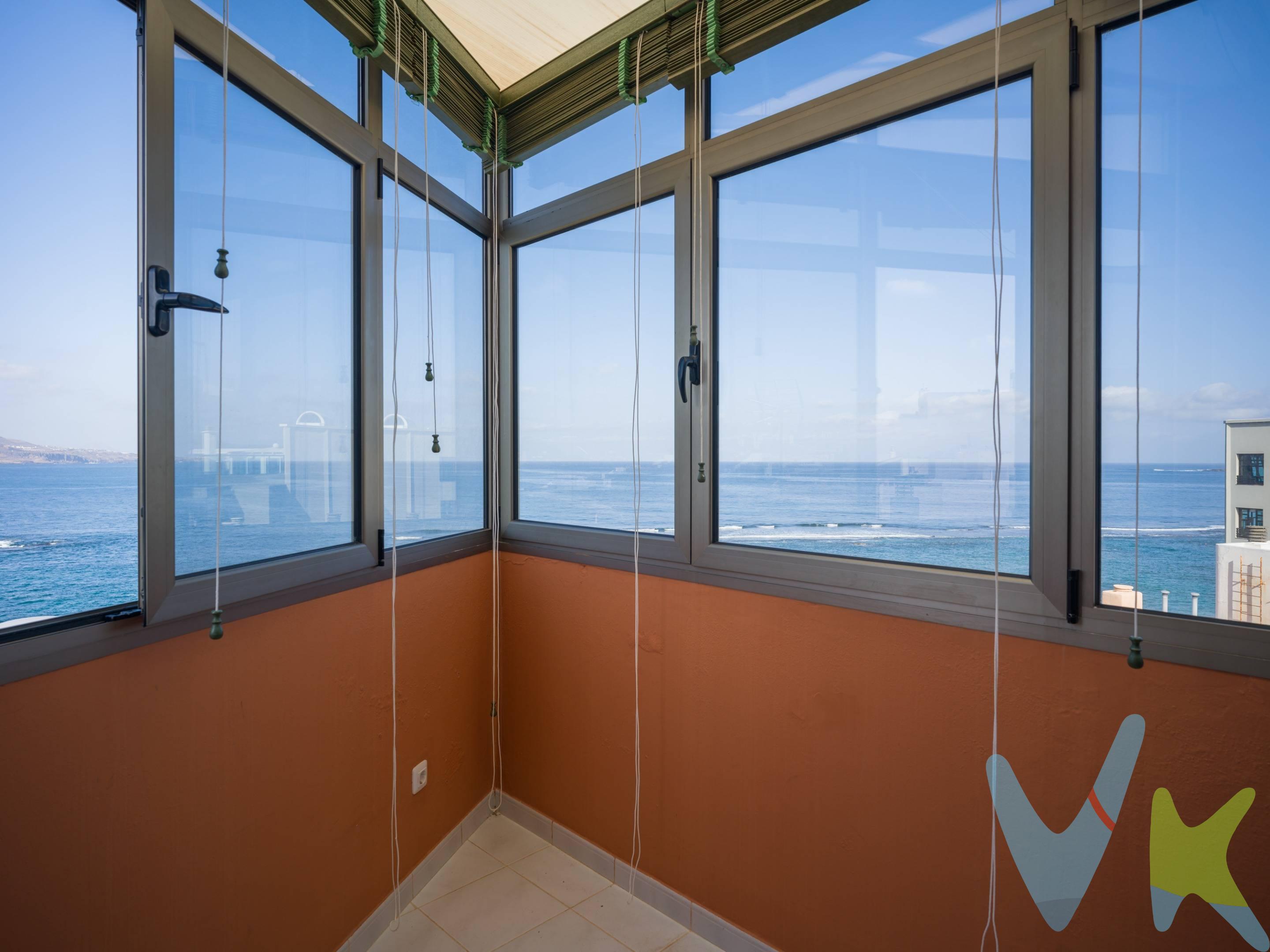 Exclusivo Ático Dúplex en Playa de Las Canteras: Luz, Espacio y Vistas Inigualables. Situado en la impresionante Playa de Las Canteras, este espectacular ático dúplex es una joya única que ofrece amplitud, privacidad y abundante luz natural. Situado en la séptima planta de un exclusivo edificio con una sola vivienda por planta, esta vivienda ofrece un entorno privilegiado donde podrá disfrutar del relajante sonido del mar y de unas vistas impresionantes. Con 226 m², esta propiedad ofrece la oportunidad única de actualizarla y modernizarla a su gusto, creando una vivienda única y personalizada donde cada espacio está diseñado para maximizar la luz natural y la ventilación. Distribución y Características:. 3 amplios dormitorios, todos ellos llenos de luz natural. 2 baños completos + 1 aseo de cortesía, con posibilidad de actualizarse para un diseño más moderno y funcional. Cocina independiente, que ofrece múltiples posibilidades para adaptarla a un concepto más abierto y contemporáneo. Amplio salón comedor, perfecto para crear diferentes ambientes con espacios abiertos y luminosos. Dos terrazas: una cerrada y otra abierta, donde la luz natural se fusiona con las impresionantes vistas, proporcionando el lugar perfecto para disfrutar de los atardeceres más impresionantes sobre el Atlántico. Un espacio con potencial infinito. Esta propiedad destaca no solo por su ubicación privilegiada y vistas espectaculares sino también por la oportunidad de modernizarla manteniendo su encanto y esencia. Los generosos espacios permiten una distribución flexible, ya sea integrando la cocina con el salón, mejorando los acabados o potenciando los espacios abiertos para maximizar la luz, la amplitud y la conexión con el exterior. Imagina despertar cada mañana con la brisa del mar, disfrutar de una cena en la terraza mientras el atardecer se refleja en el océano y vivir en un barrio vibrante con todos los servicios, tiendas y la playa a un paso. Una oportunidad única en una de las mejores ubicaciones de la ciudad. Si buscas una vivienda con carácter, exclusividad y con posibilidades de adaptarla a un estilo de vida moderno y sofisticado, este ático dúplex en Playa de Las Canteras es la elección perfecta. Contacta con nosotros para más información o para concertar una visita. ¡Ven a verlo tú mismo!